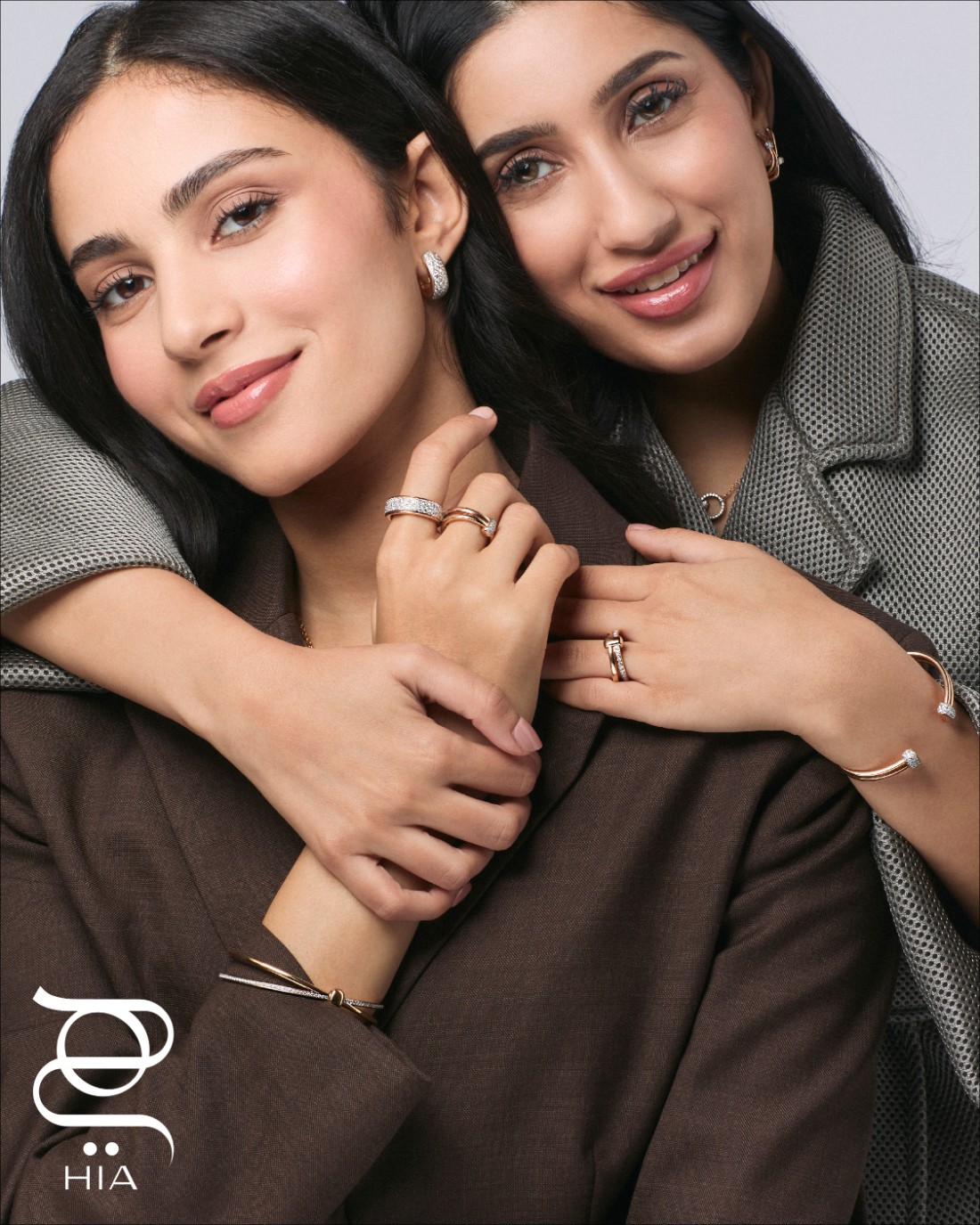  مروة تتزين بخاتم وسوار ‏TOGETHER‏ بالذهب الوردي والماس، وأقراط أذن وخاتم ‏ICONICA‏ بالذهب الوردي ‏والماس، منار تتزين بخاتم وأقراط أذن وسوار وقلادة ‏TOGETHER‏ بالذهب الوردي والماس، جميع المجوهرات من ‏‏"بوميلاتو" ‏POMELLATO، مروة ببدلة من "ماغدا بوتريم" ‏Magda Butrym‏ ،منار ببدلة من "ماكس مارا" ‏Max ‎Mara