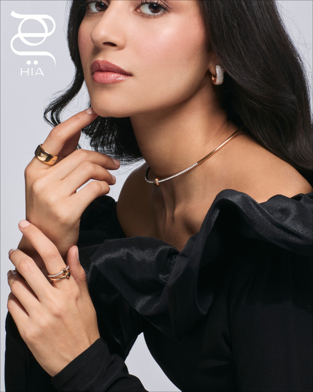 أقراط أذن ‏ICONICA‏ بالذهب الوردي والماس وخاتم ‏ICONICA MEDIUM‏ بالذهب الوردي والماس خاتم وتشوكر ‏TOGETHER‏ بالذهب الوردي والماس جميع المجوهرات من "بوميلاتو" ‏POMELLATO قميص أسود من دار "أوناري" ‏ONARI