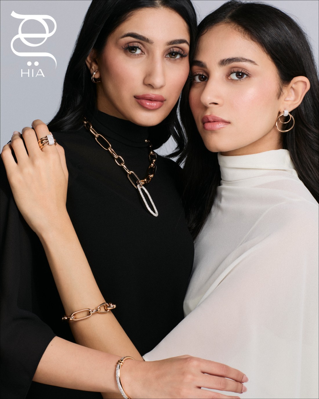 مروة تتزين بخاتم وأقراط أذن ‏TOGETHER‏ بالذهب الوردي والماس، وسوار ‏ICONICA بالذهب الوردي ‏ منار تتزين بعقد وسوار ‏ICONICA‏ بالذهب الوردي والماس، وأقراط أذن ‏TOGETHER بالذهب الوردي والماس جميع المجوهرات من "بوميلاتو" ‏POMELLATO فستانان من دار "نورا" ‏NÓRA