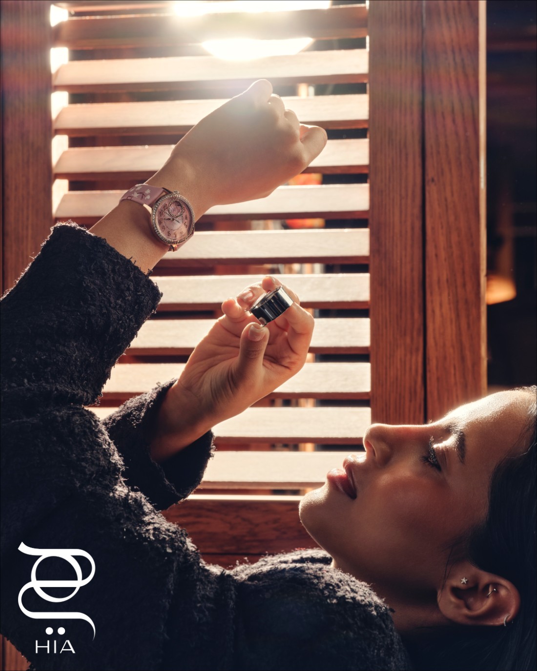 ساعة "فاشرون كونستنتان إيجيري مون فايز سبرينغ بلوسوم" Vacheron Constantin Égérie Moon Phase Spring Blossom قميص من "ماغدا بوتريم" Magda Butrym