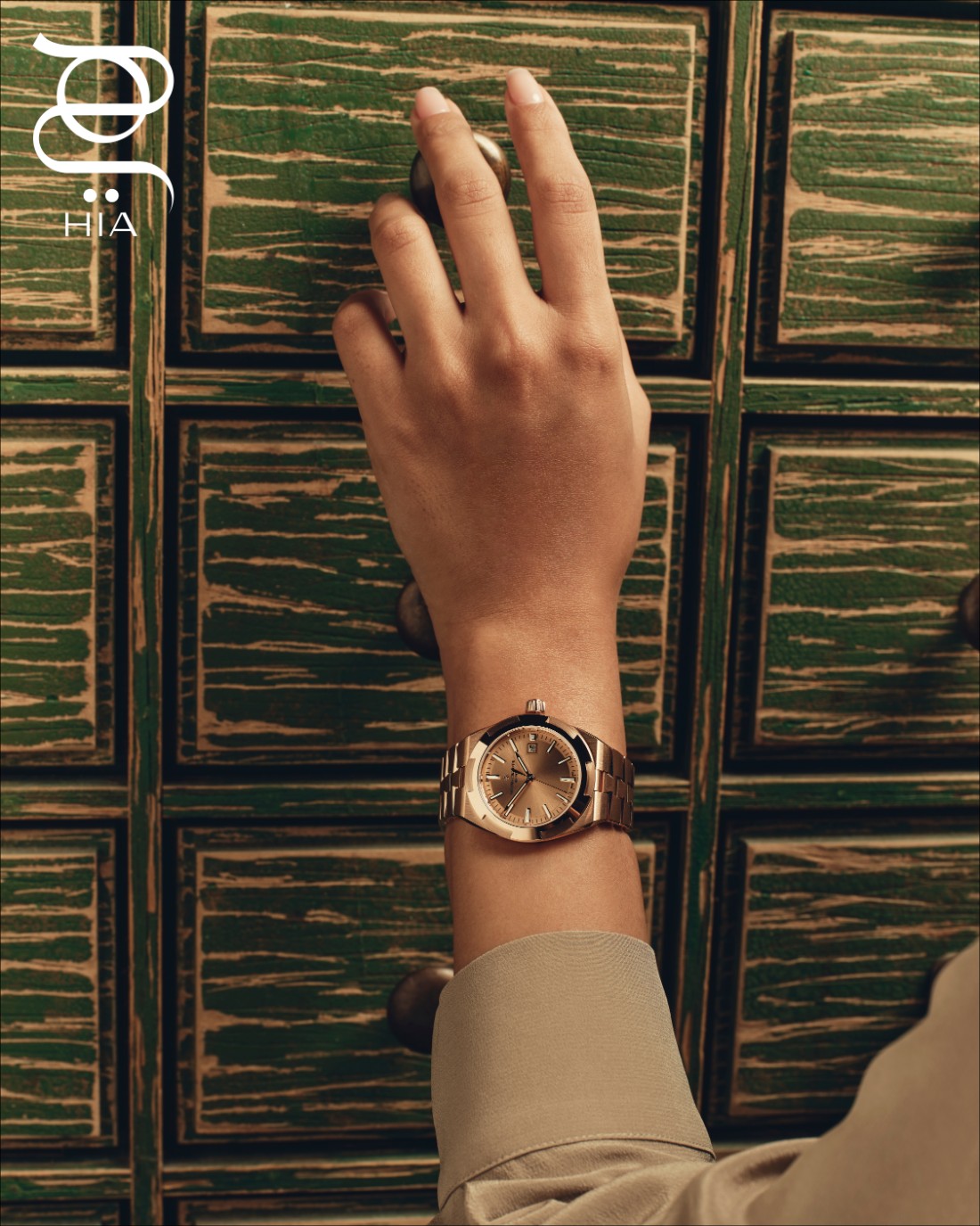 ساعة "فاشرون كونستنتان أوفرسيس سيلف ويندينغ" Vacheron Constantin Overseas Self Winding من الذهب الوردي وبمقاس 34.5 مم قميص من "ماكس مارا" Max Mara
