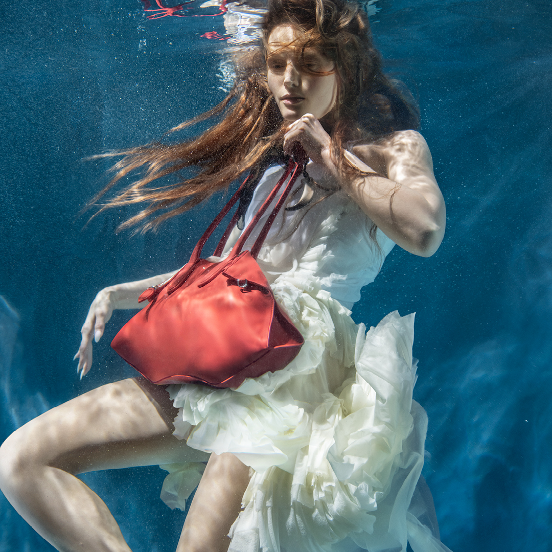 تجسد هندسة حقيبة "مانتا" التناقضات العميقة في جوهر "ماكوين"‏