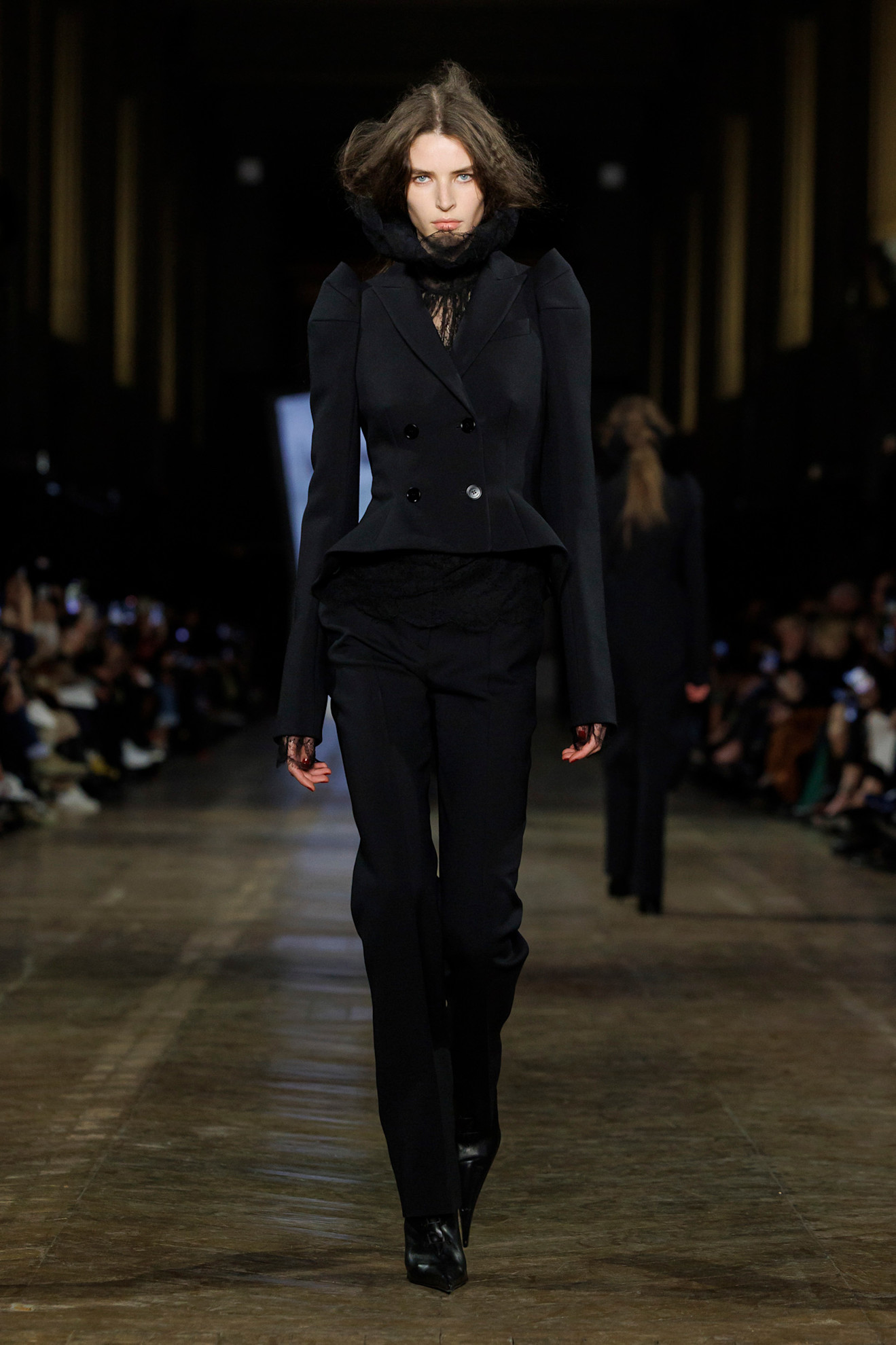 من مجموعة الأزياء الجاهزة Alexander McQueen لخريف وشتاء 2025