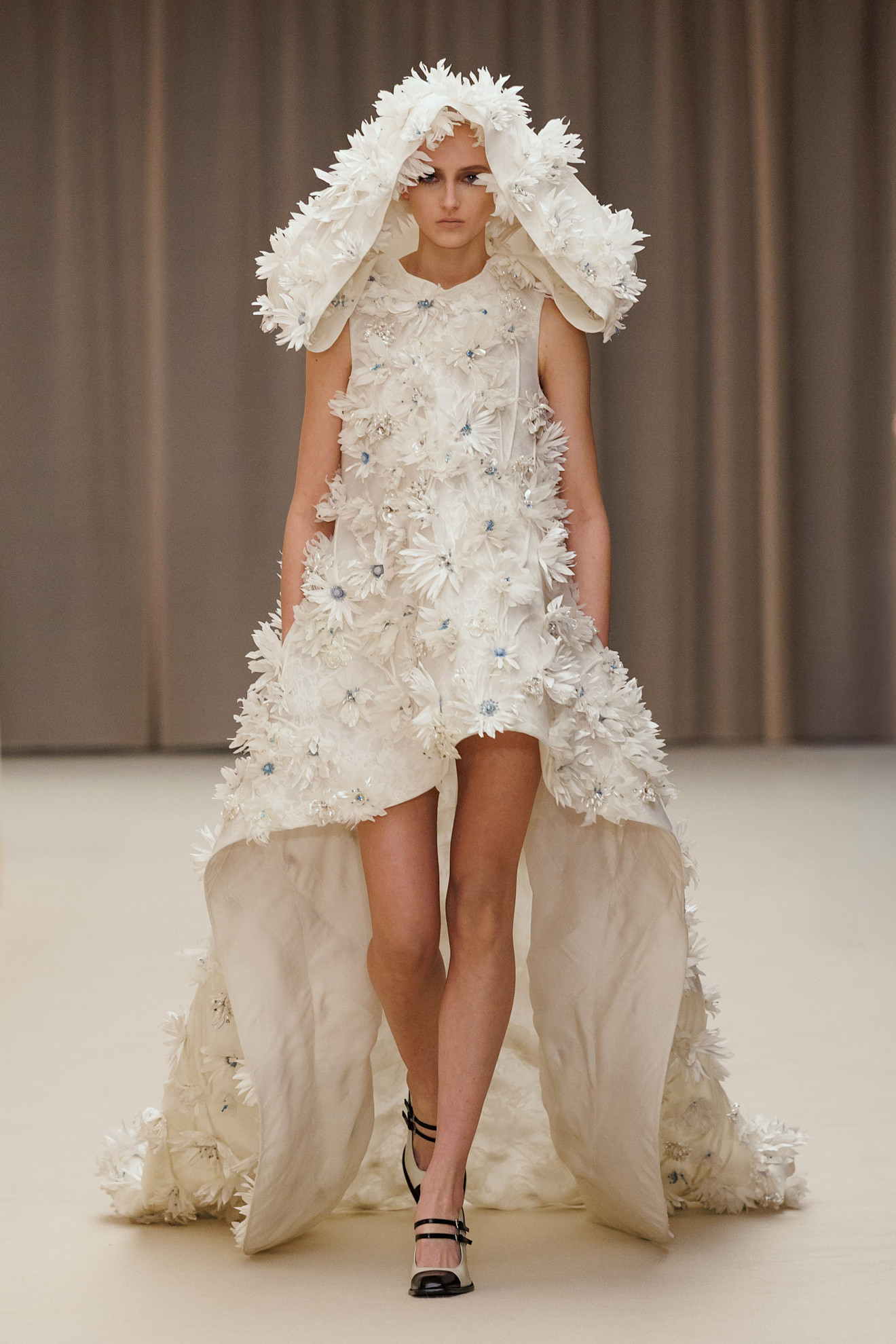 من مجموعة McQueen خريف و شتاء 2026 للملابس الجاهزة