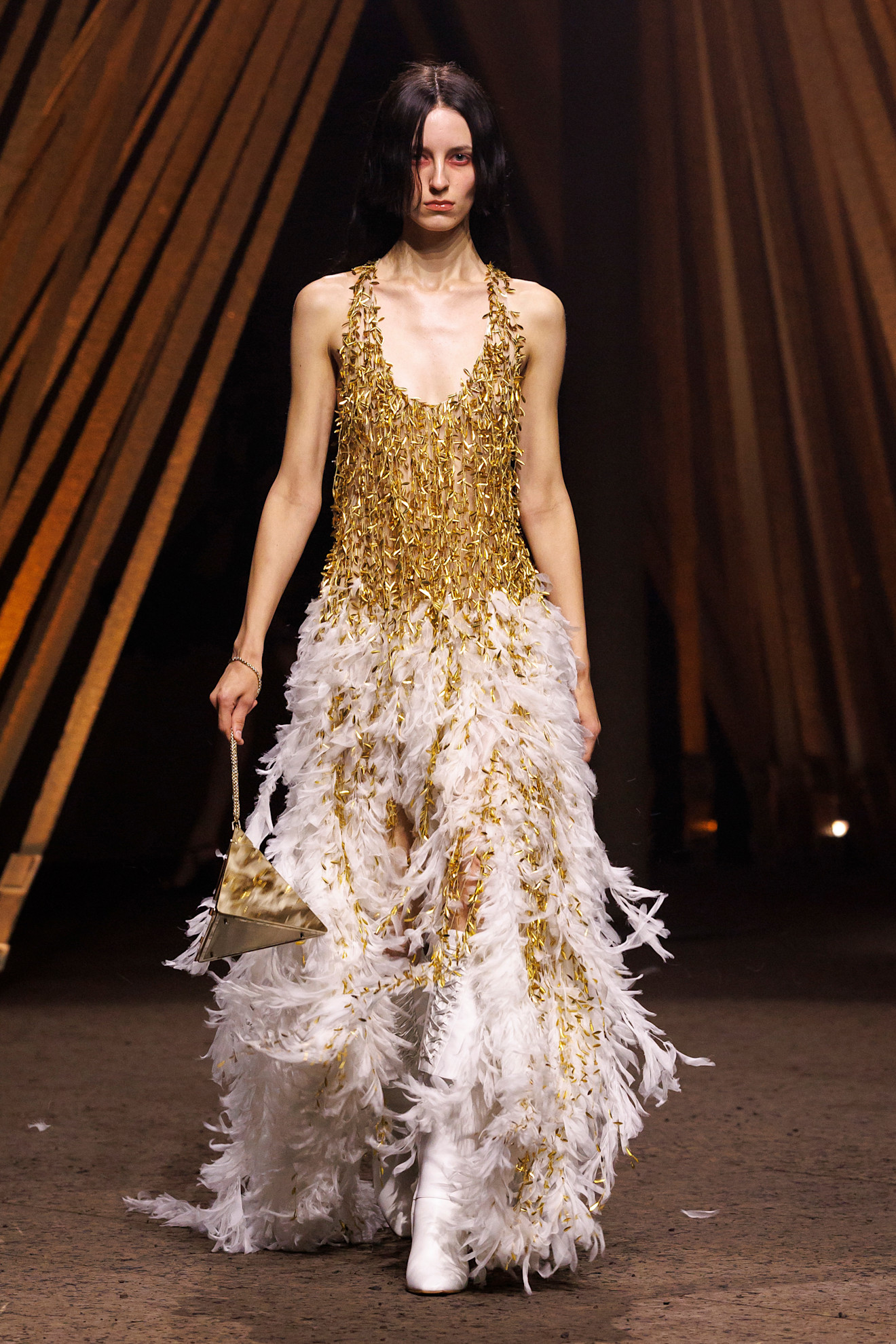 اطلالة رسمية في فستان سهرة طويل مزين بالريش