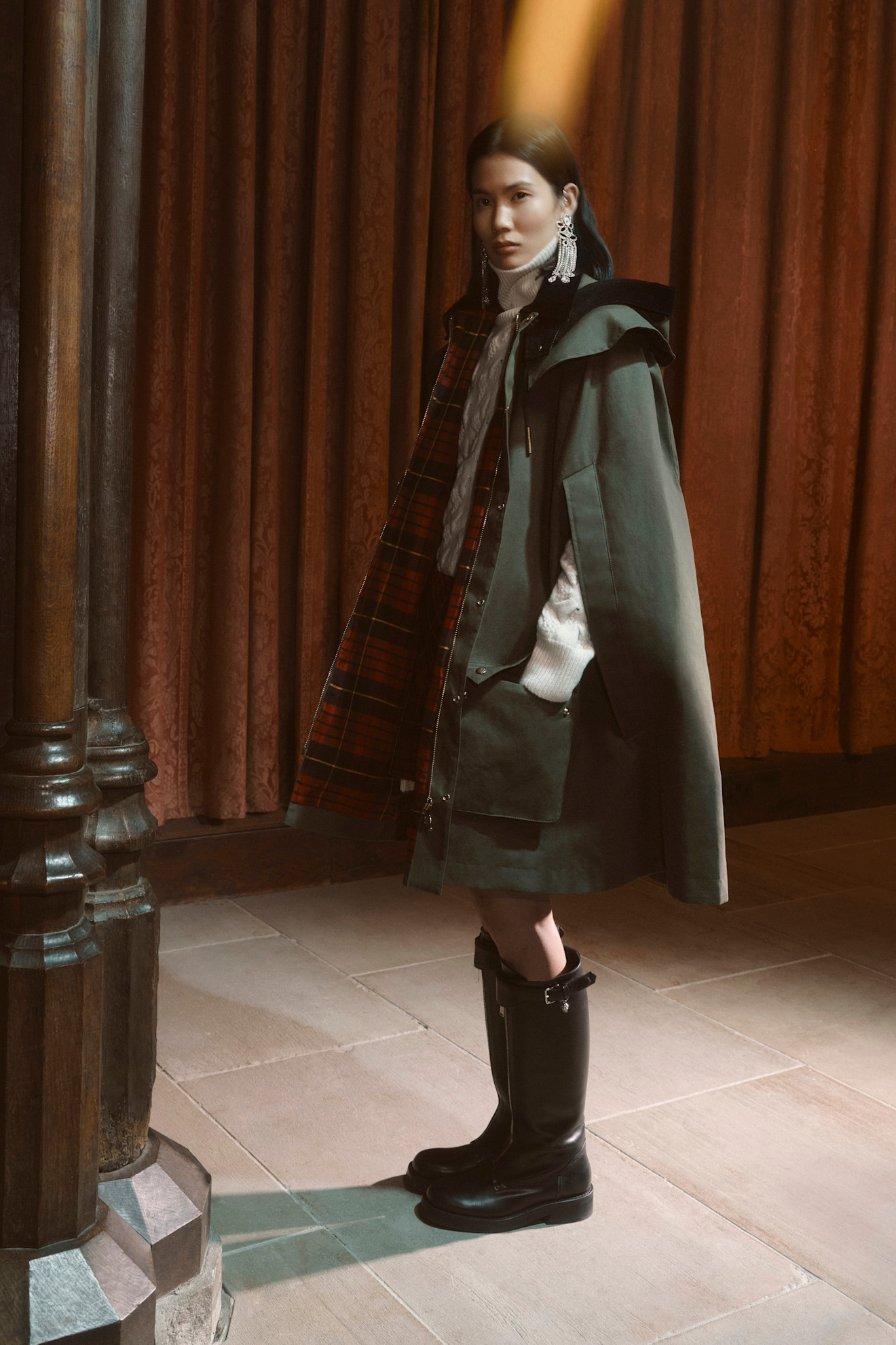 معطف بأسلوب الكايب من "ألكسندر مكوين" Alexander McQueen يمنح الإطلالة حضورًا مسرحيًا أنيقًا