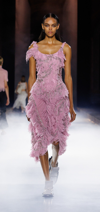 من مجموعة "ماكوين" McQueen لربيع وصيف ٢٠٢٥ للملابس الجاهزة
