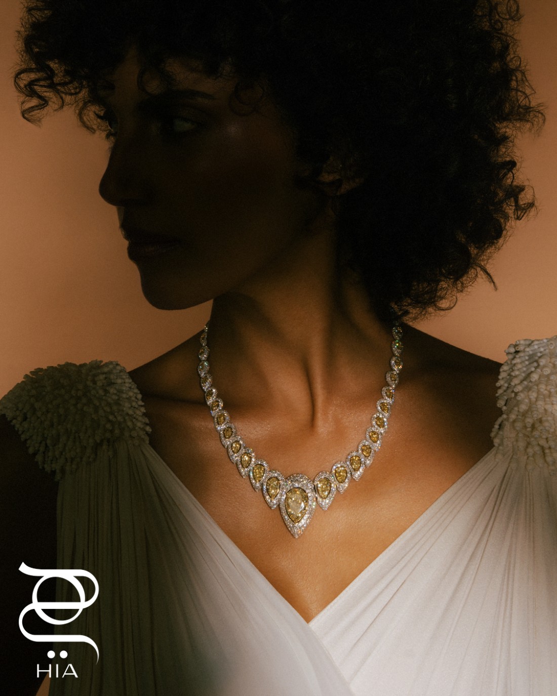 عقد INCANDESCENCE من الذهب الأبيض ونحو 89 قيراطا من الماس الأبيض والأصفر من مجموعة المجوهرات الراقية TERRES D’INSTINCT من "ميسيكا" MESSIKA