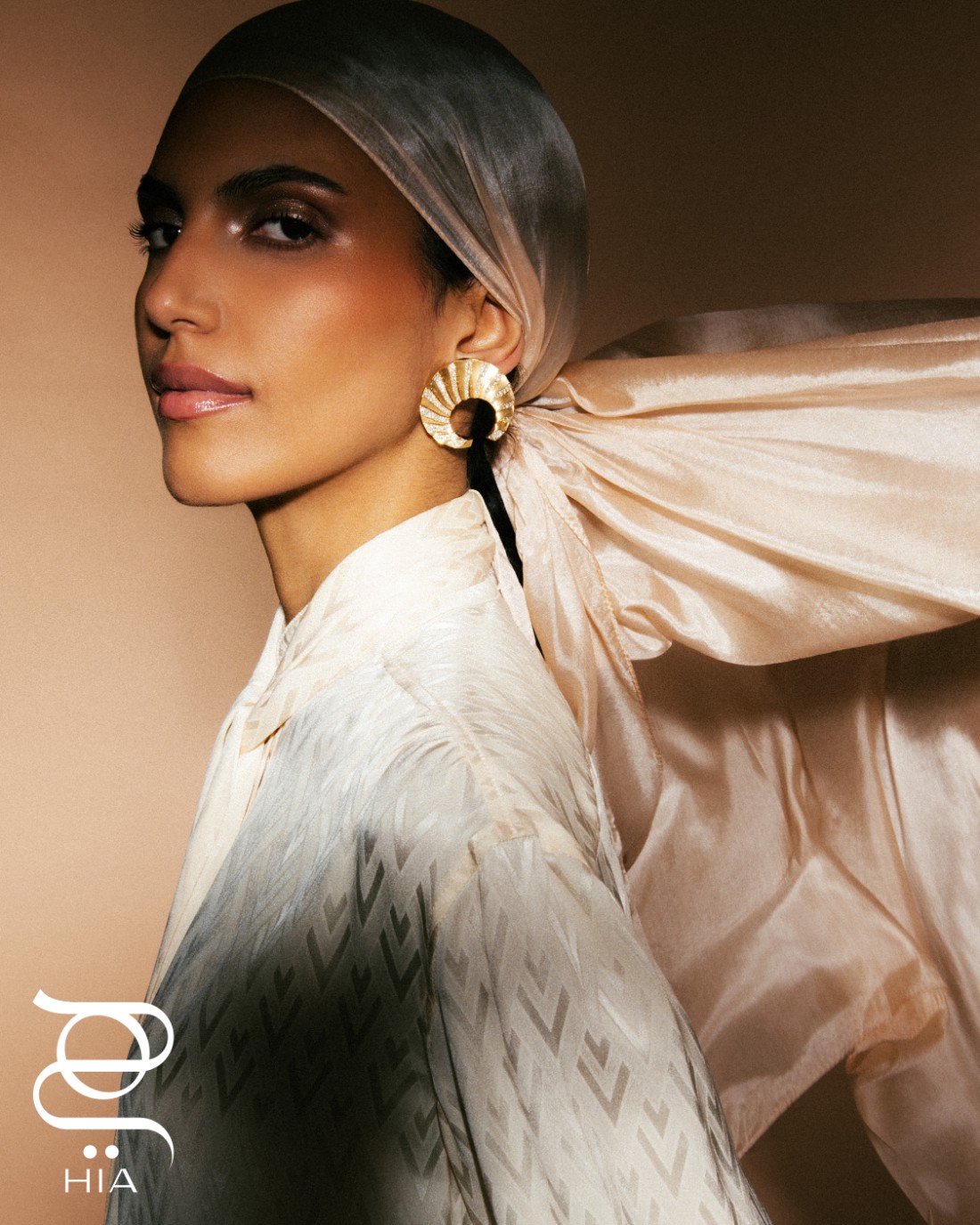 أقراط أذن MIRAGE من الذهب الأصفر المصقول غير اللامع ومرصع بنحو 2.20 قيراط من الماس من مجموعة المجوهرات الراقية TERRES D’INSTINCT من "ميسيكا" MESSIKA