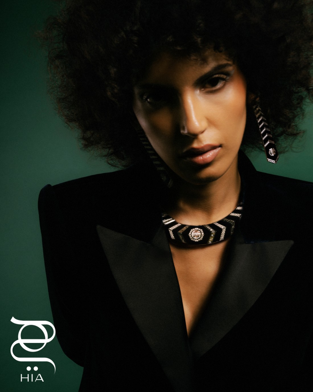 عقد ZEBRA MNYAMA من الذهب الأبيض ونحو 26.89 قيراط من الماس والعقيق اليماني أقراط أذن ZEBRA MNYAMA من الذهب الأبيض ونحو 6.10 قيراط من الماس والعقيق اليماني من مجموعة المجوهرات الراقية TERRES D’INSTINCT من "ميسيكا" MESSIKA