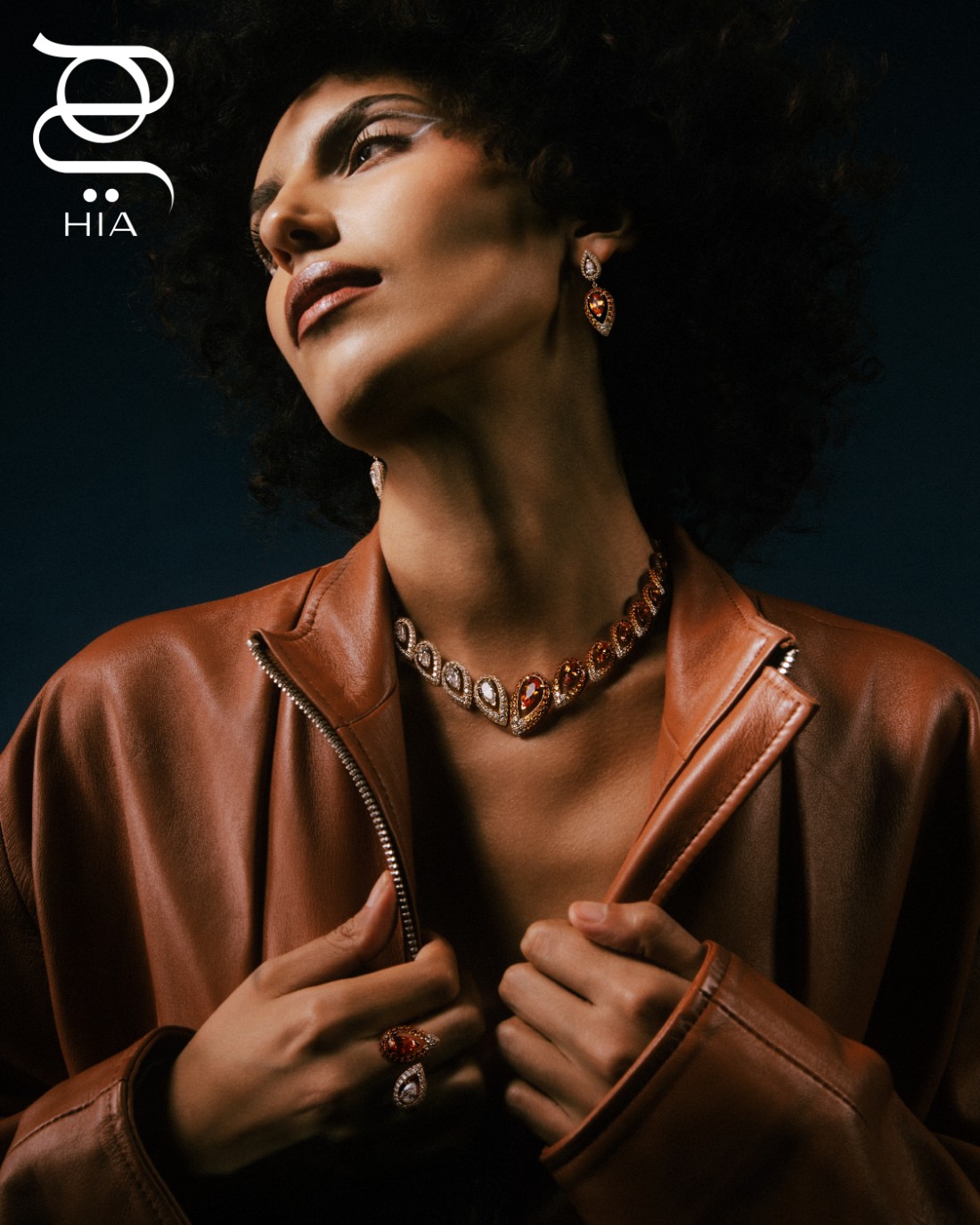 أقراط أذن HYPNOTIC من الذهب المرصع بنحو 10.5 قيراط من الماس وعقيق السبيسارتيت، عقد HYPNOTIC من الذهب المرصع بنحو 89.22 قيراط من الماس وعقيق السبيسارتيت خاتم HYPNOTIC من الذهب المرصع بنحو 3.19 قيراط من الماس وعقيق السبيسارتيت، من مجموعة المجوهرات الراقية TERRES D’INSTINCT من "ميسيكا" MESSIKA