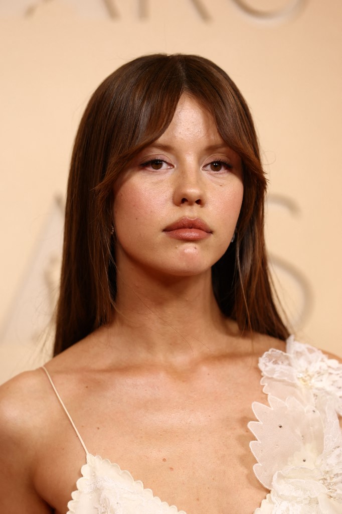 اطلالة Mia Goth برسمات المكياج النيود