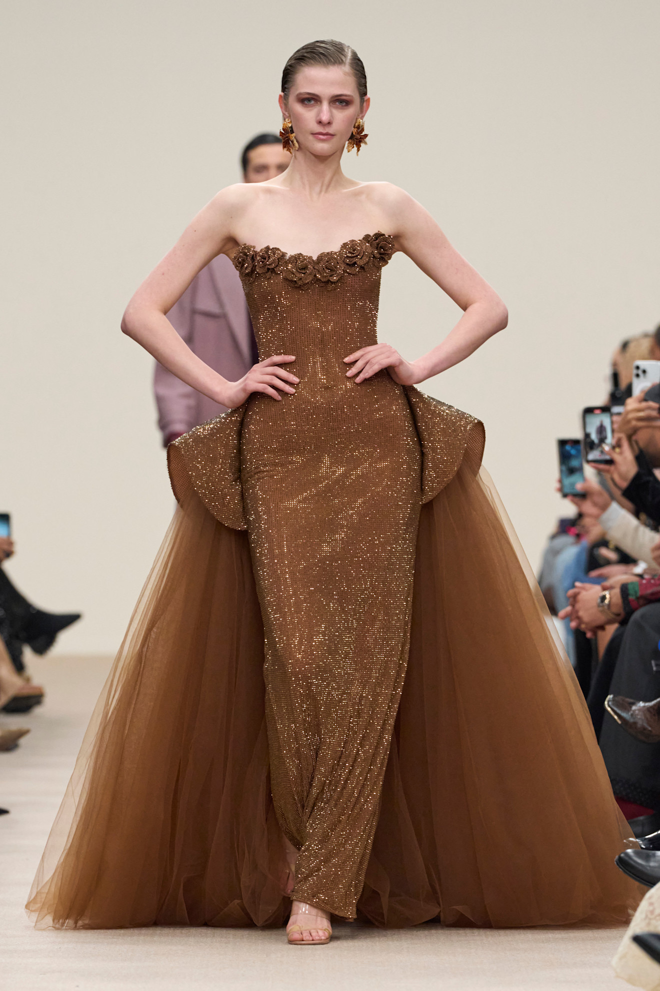 Michael Cinco فستان بني من