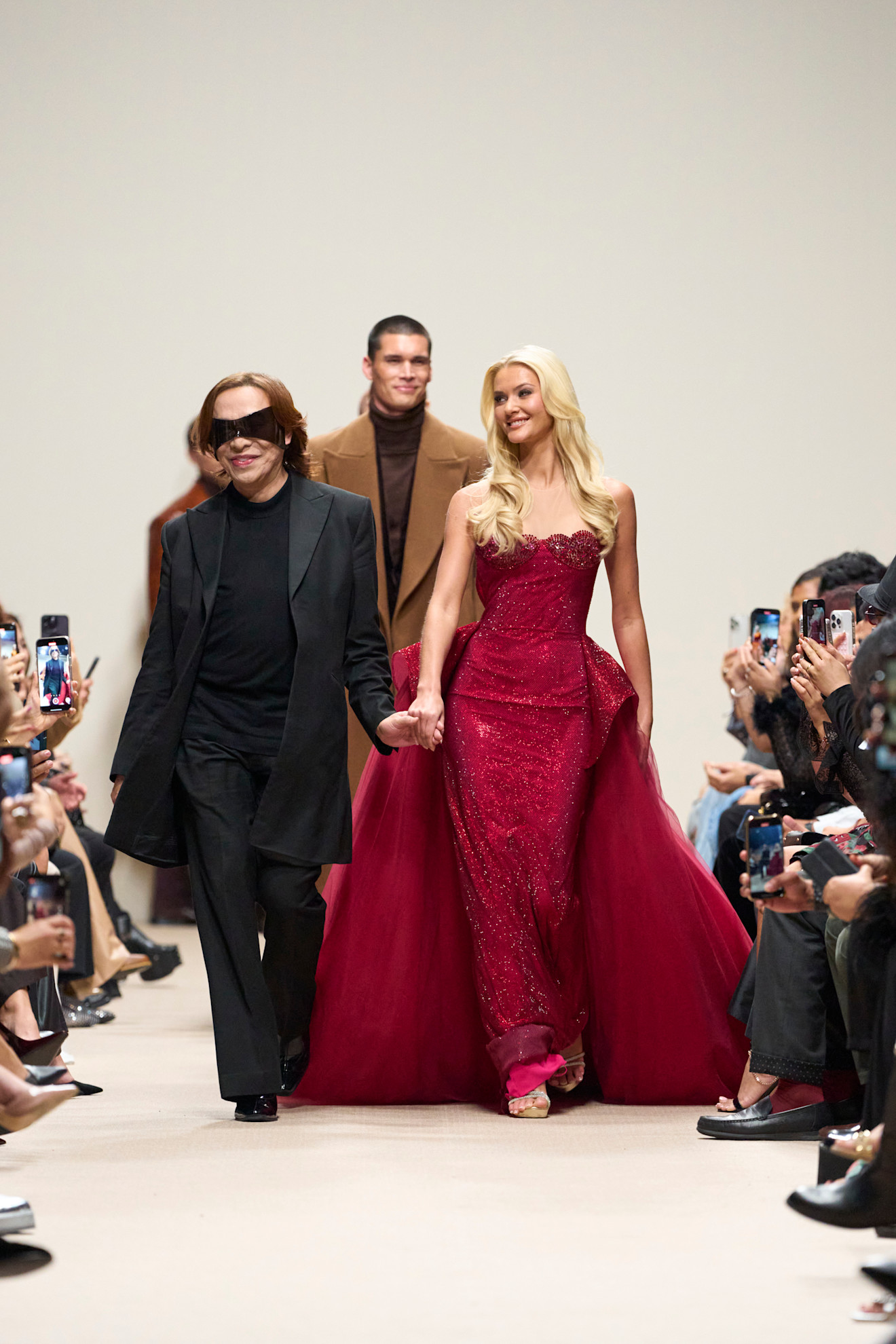من عرض أزياء علامة Michael Cinco خلال أسبوع الموضة في دبي