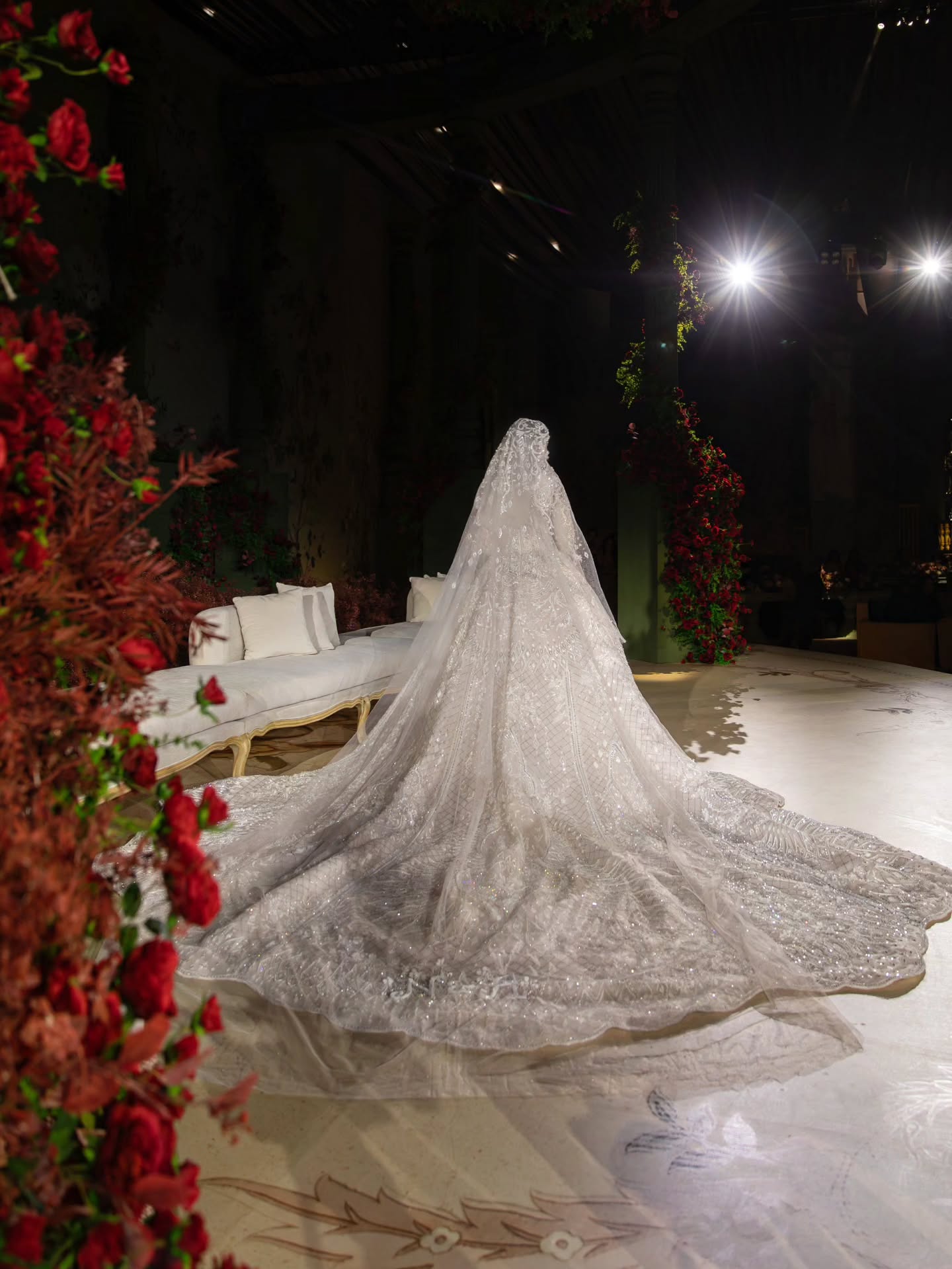 Micheal Cincoفخامة لا تنتهي في تصميم فستان من