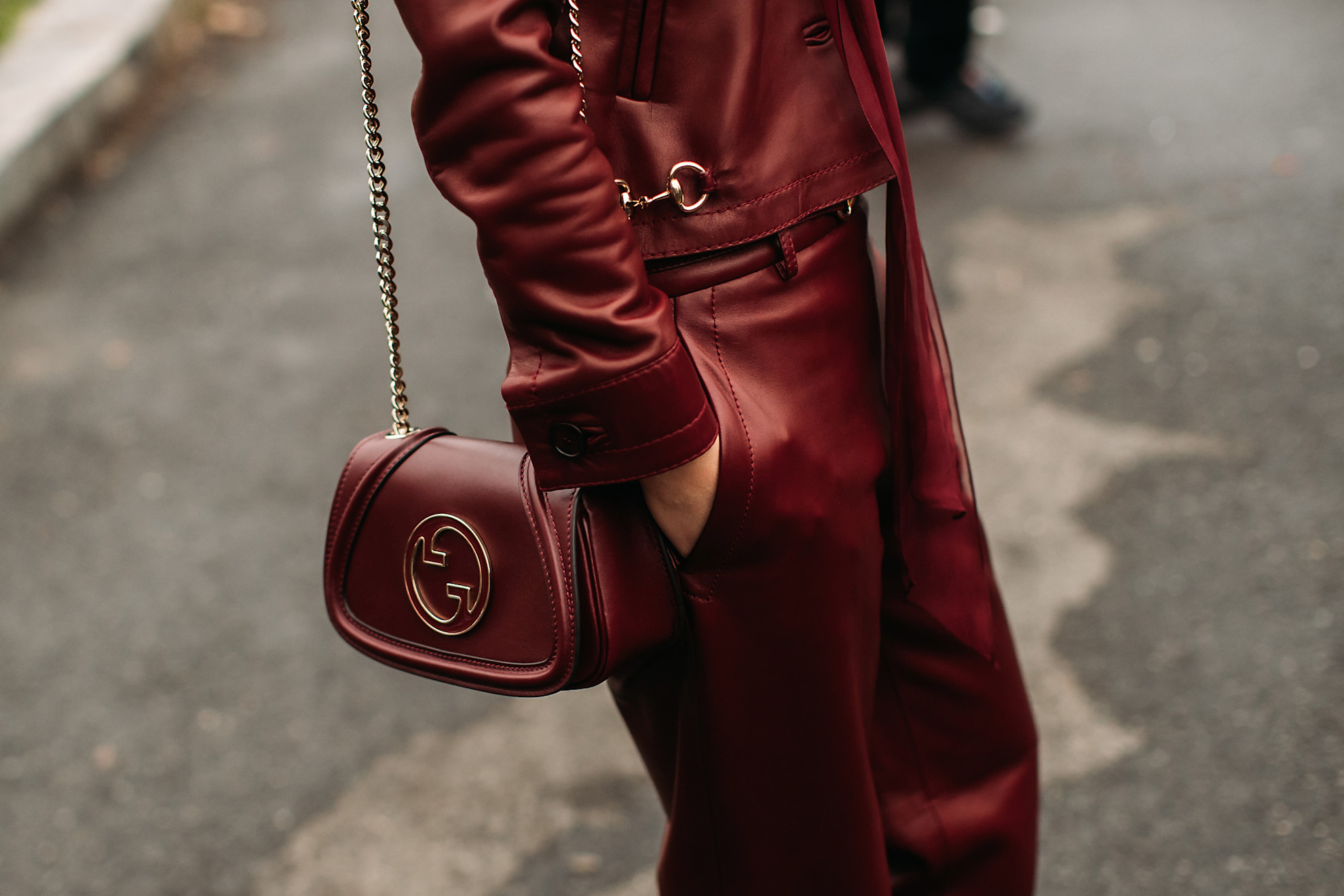 صيحة اللّون العنابي لشتاء 2026