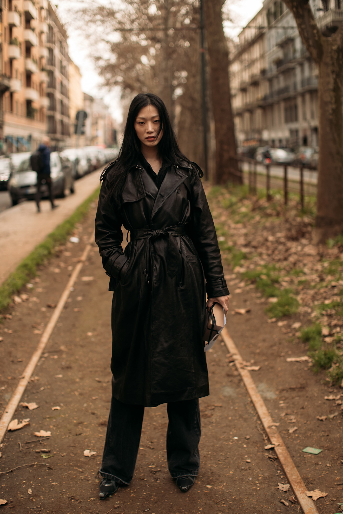 ترانشكوت من الجلد الأسود بتصميم كلاسيكي 