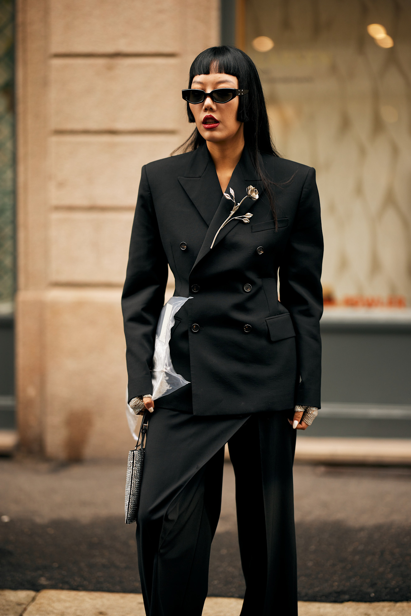 اعتمدي بروشاً معدنياً ضخماً على ياقة البليزر