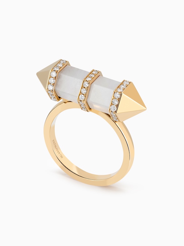 خاتم من الكوارتز المرصّع بالألماس