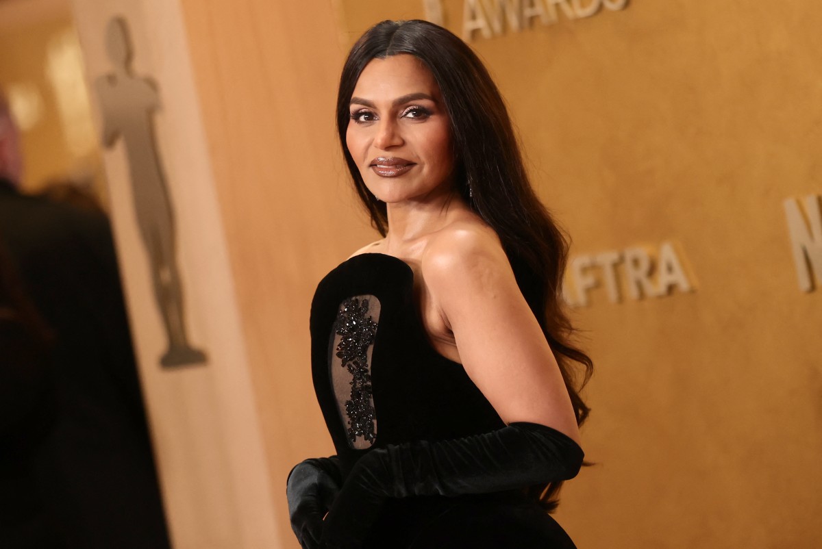 اطلالة Mindy Kaling بأحمر الشفاه البني