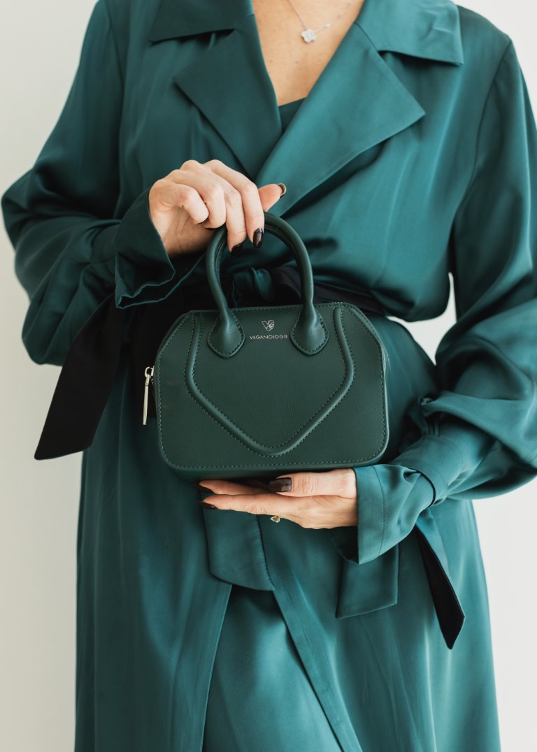 فيغانولوجي تقدّم اثنين من أبرز أكسسوارات موسم نهاية العام: حقيبتي نوفا وجِمّا