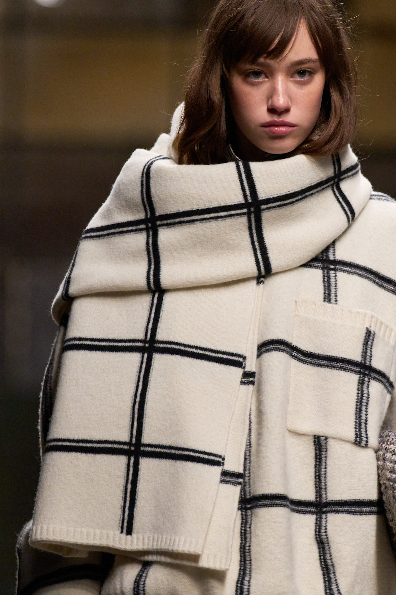 Missoni ارتداء الوشاح بنفس النقشات مع الملابس