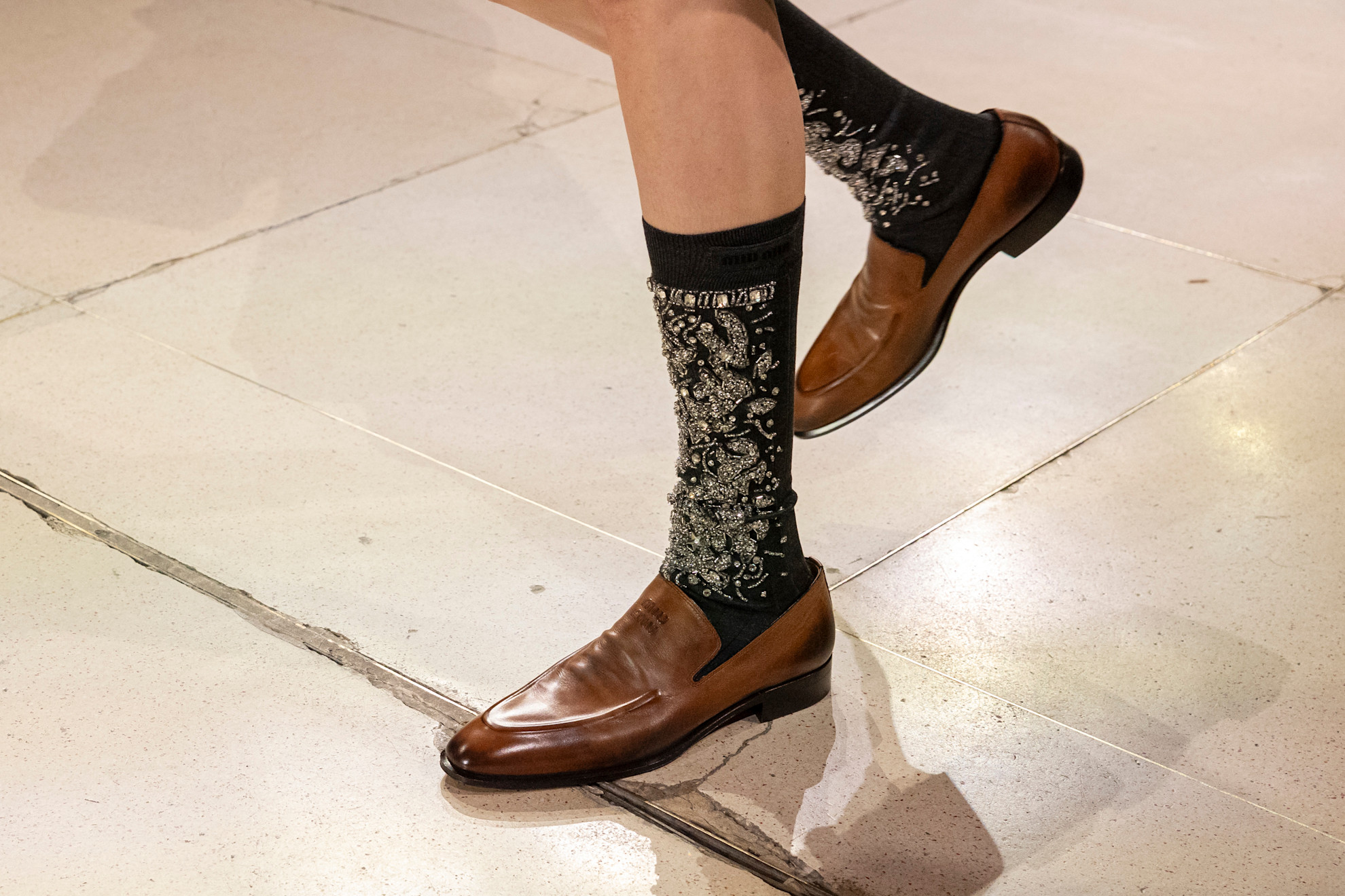 Miu Miu الأحذية المسطحة وتصاميم اللوفر من