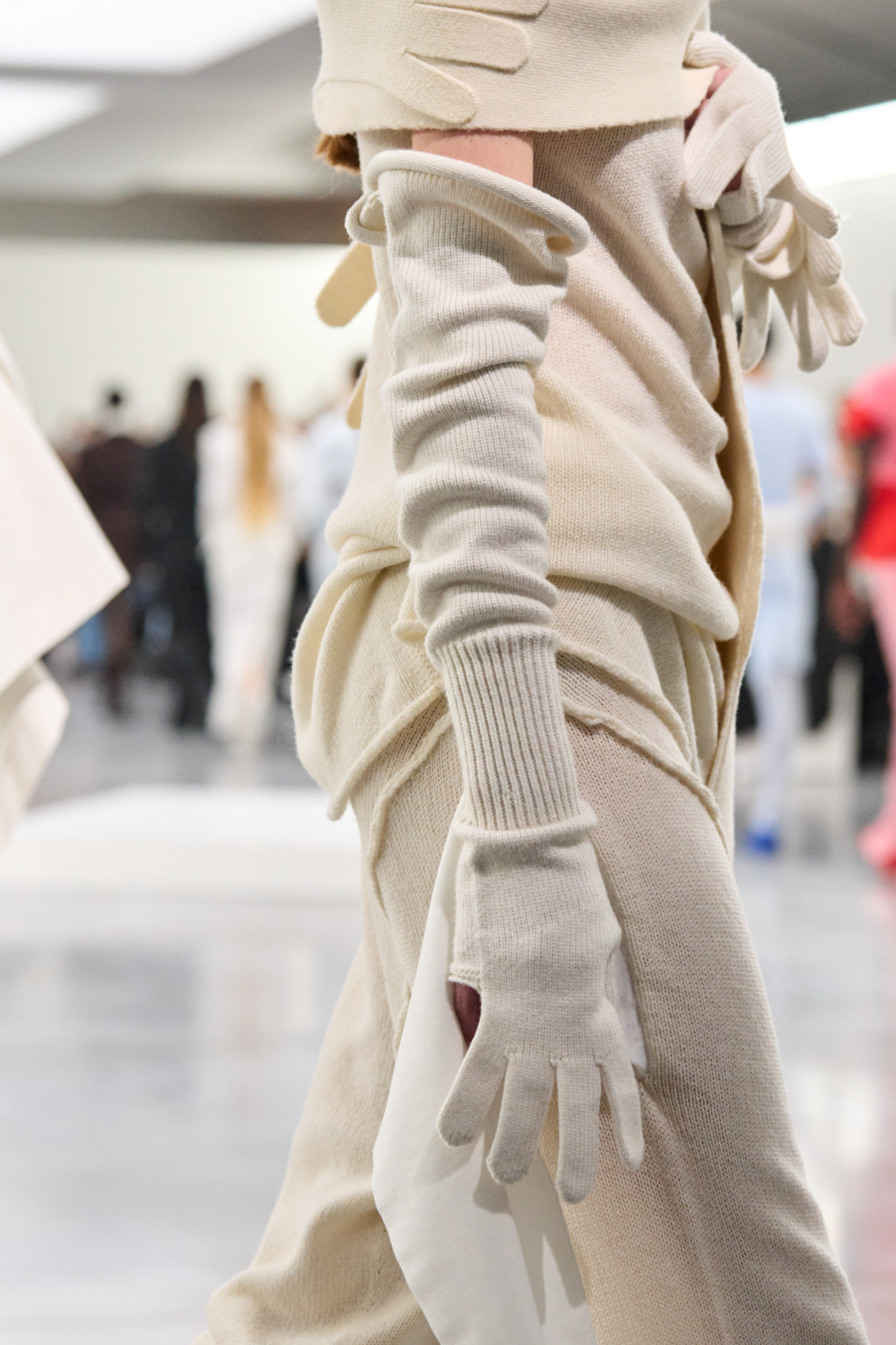 القفّازات الصوفية لا غنى عنها في فصل الشتاء اختاريها بألوان حيادية كـ Issey Miyaki