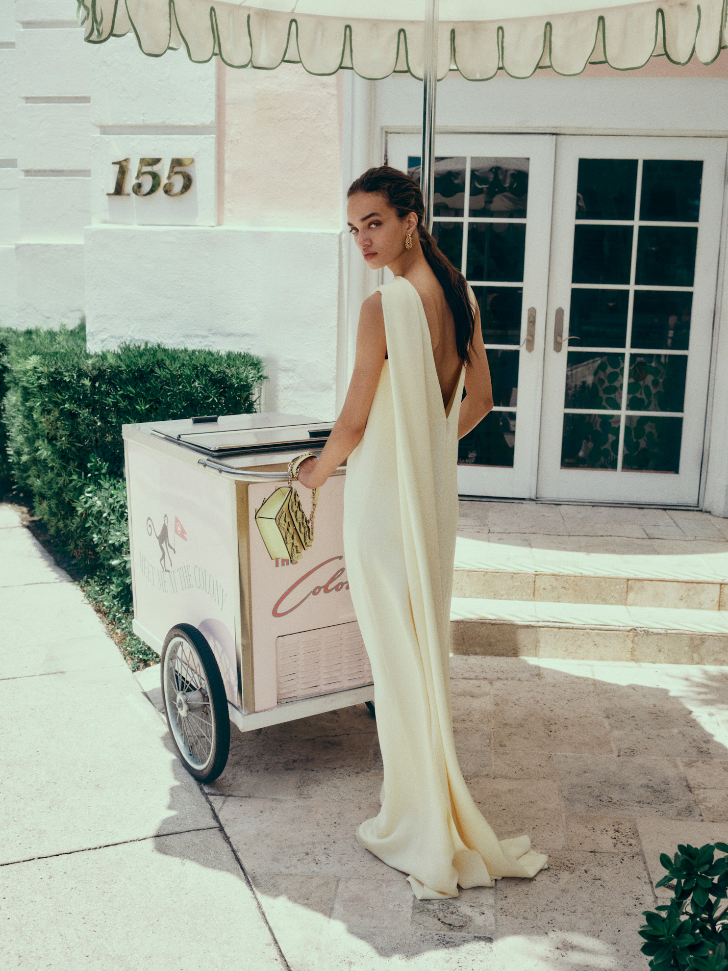 Monique Lhuillier تصميم فساتين سهرة ناعمة من