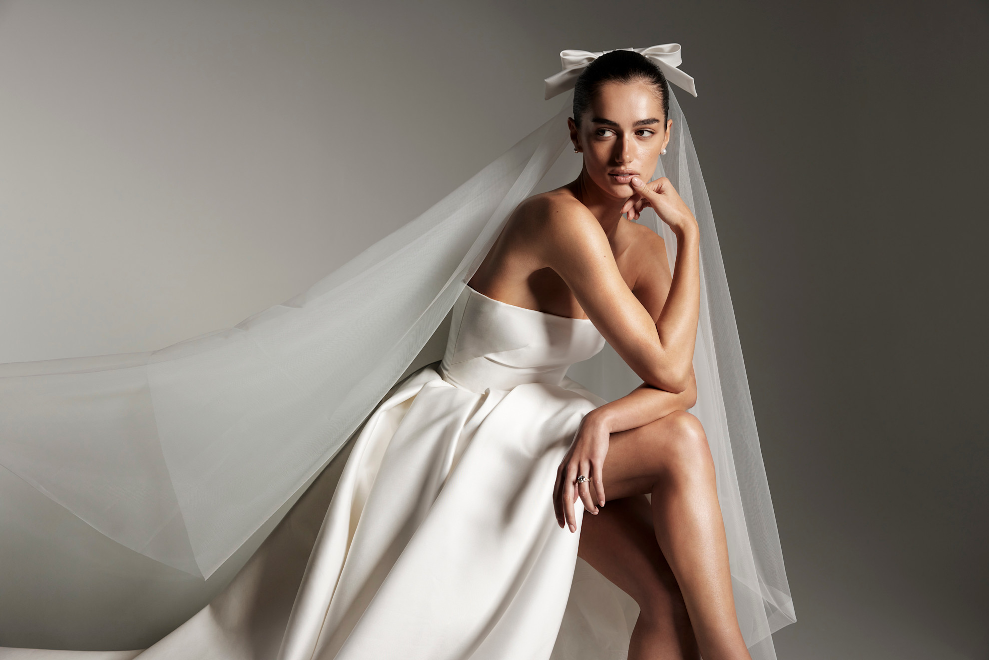 Monique Lhuillier طرحة التول الناعمة مع الفيونكة من
