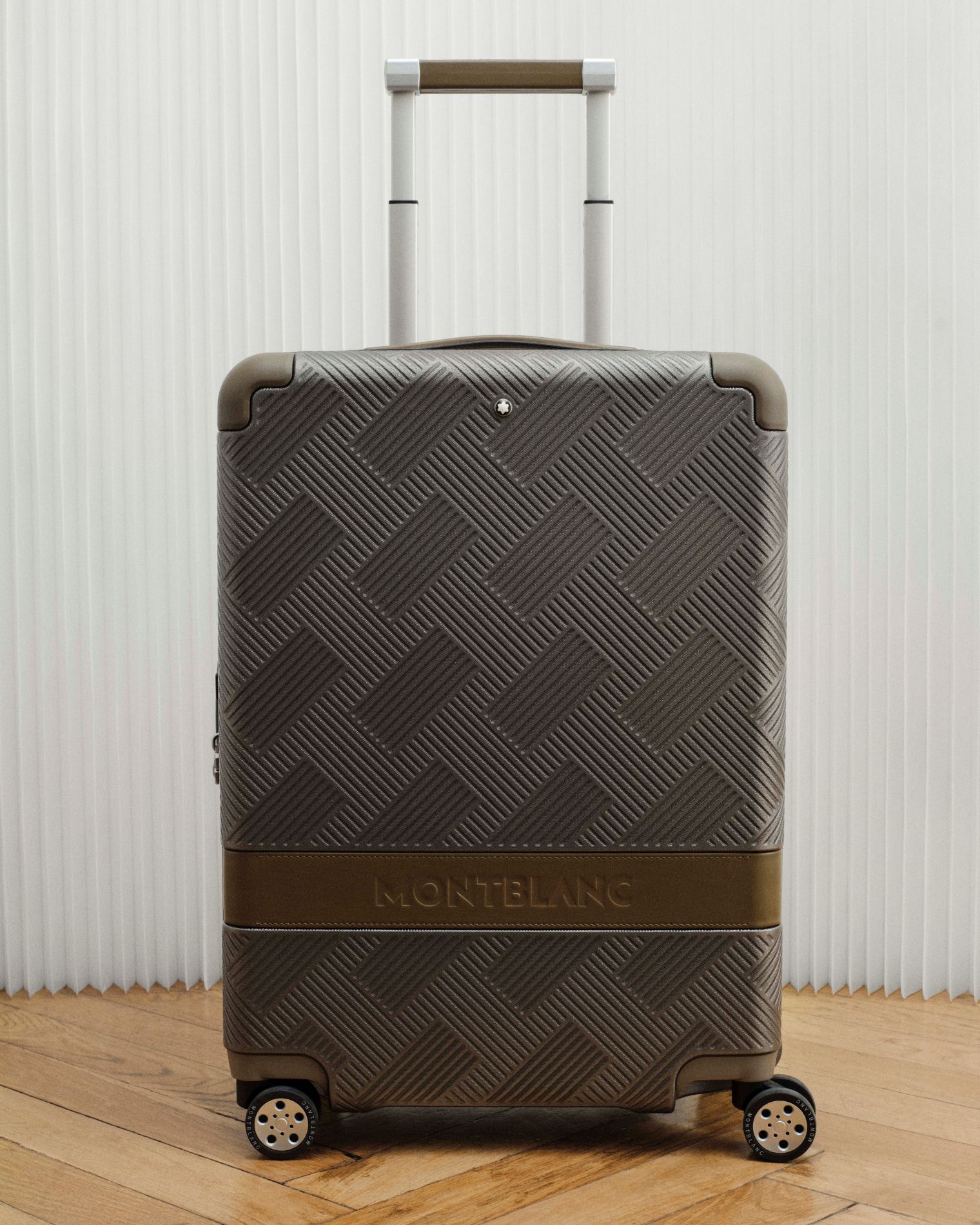 مجموعات الجلد من Montblanc لخريف شتاء 2025.. حوار أنيق بين الكتابة والحِرفة والحياة اليومية