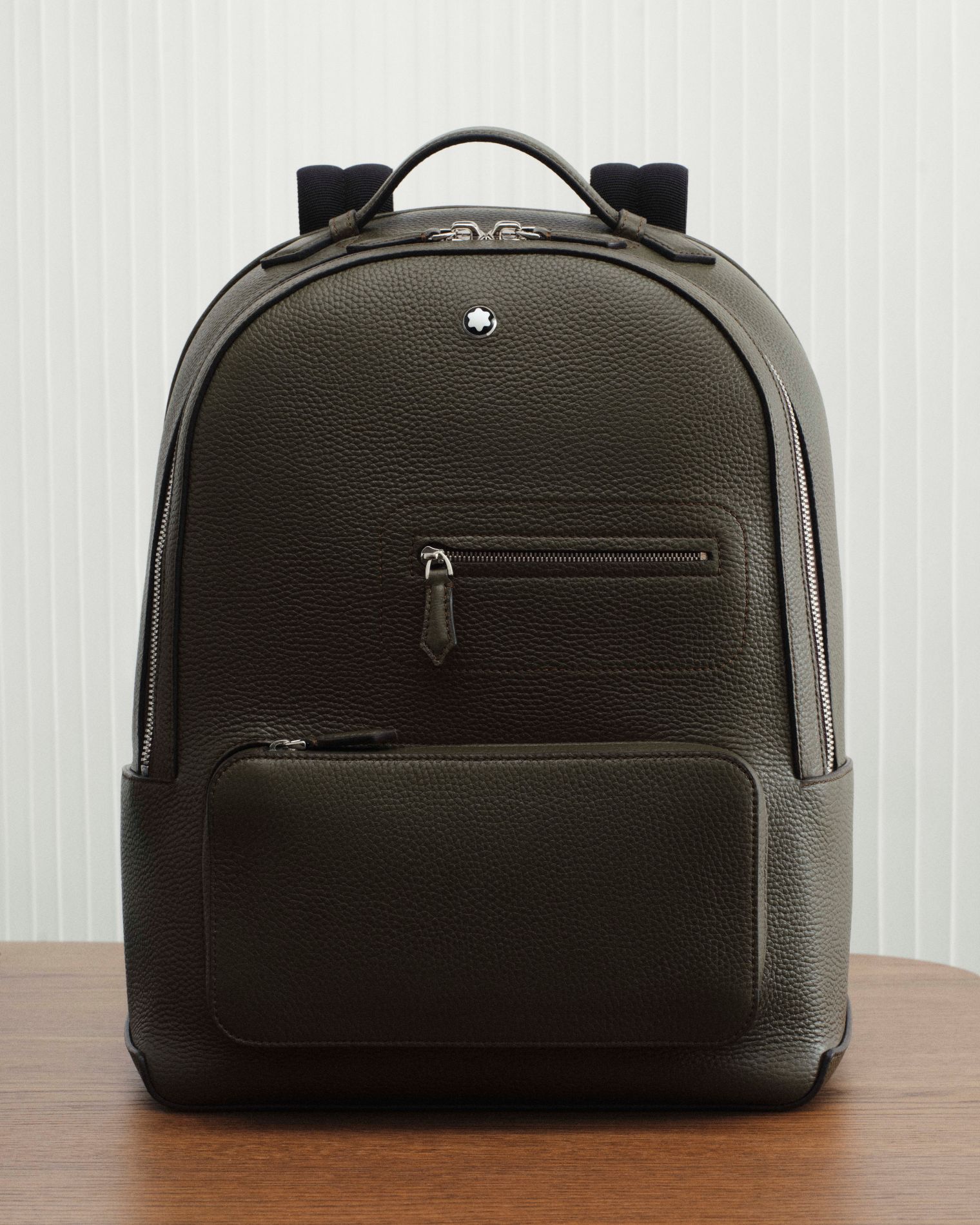 مجموعات الجلد من Montblanc لخريف شتاء 2025.. حوار أنيق بين الكتابة والحِرفة والحياة اليومية