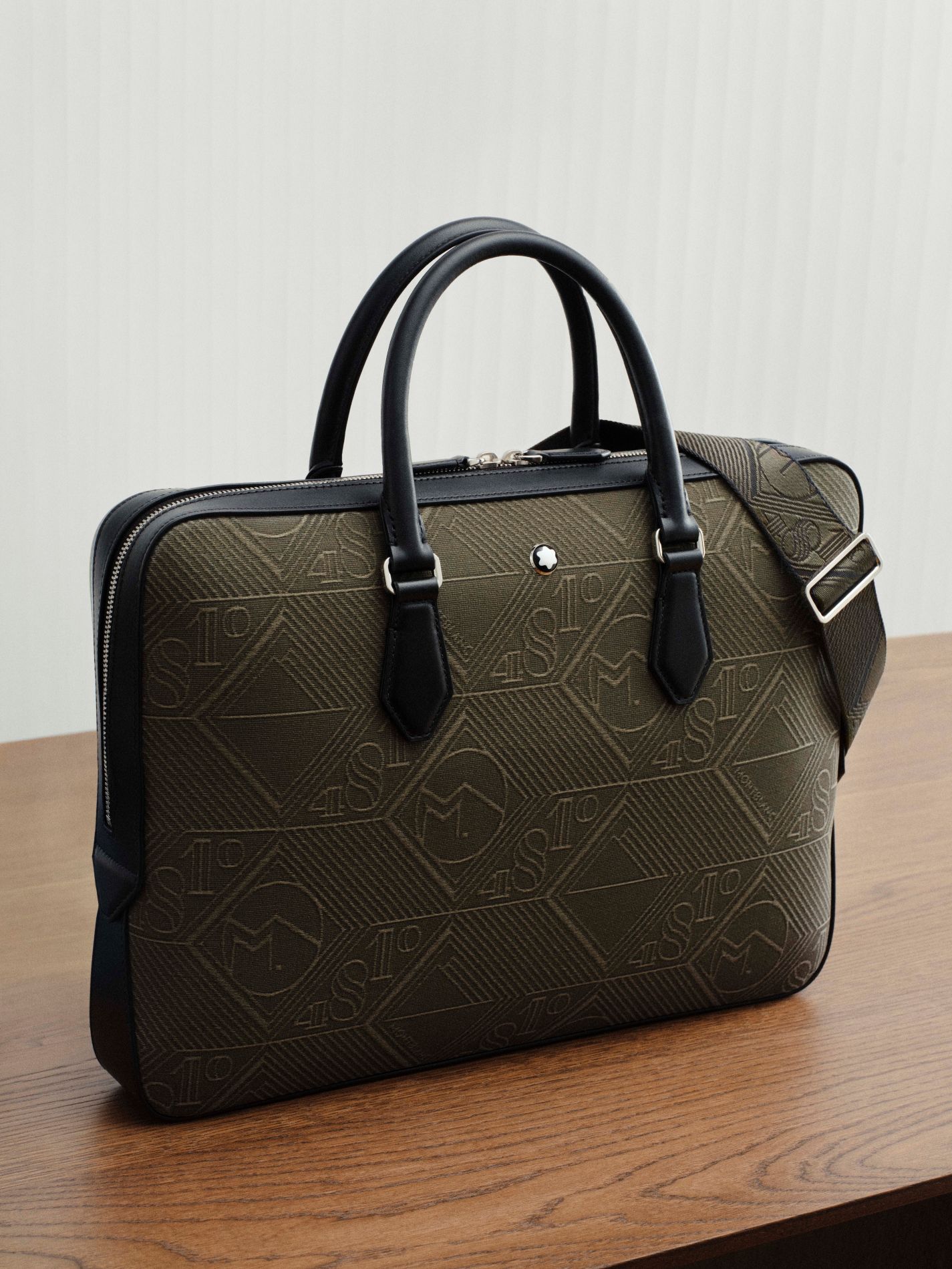 مجموعات الجلد من Montblanc لخريف شتاء 2025.. حوار أنيق بين الكتابة والحِرفة والحياة اليومية