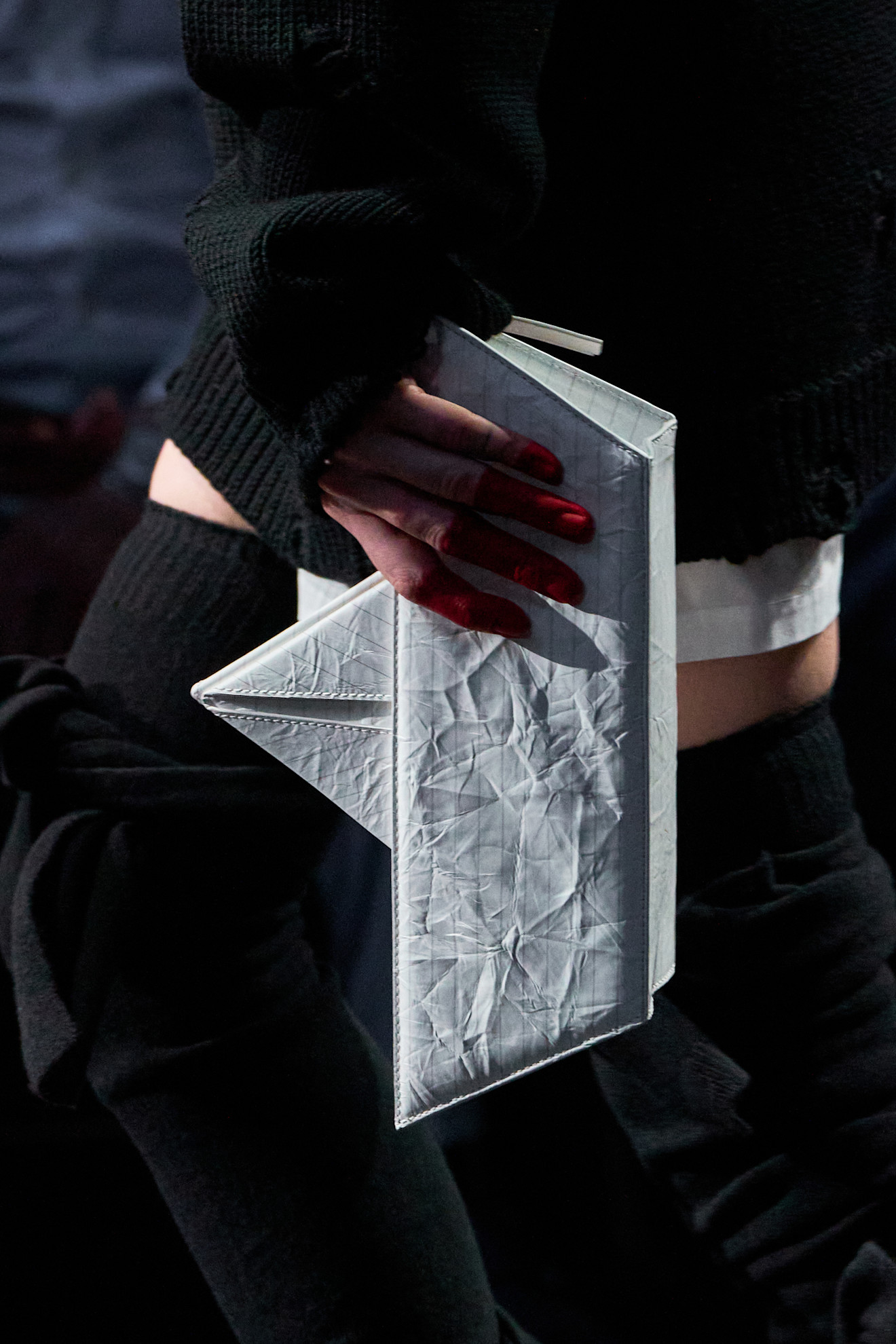 Moschino حقيبة على شكل سفينة من الورق من