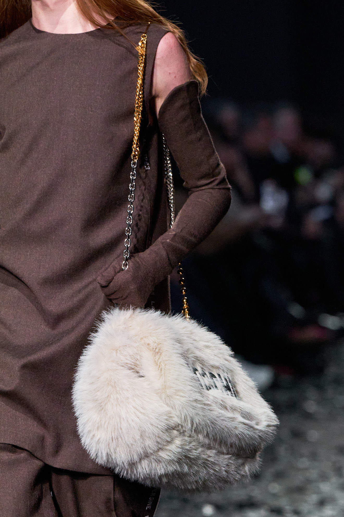 Moschino حقيبة فرو مع سلسلة طويلة باللون الذهبي من
