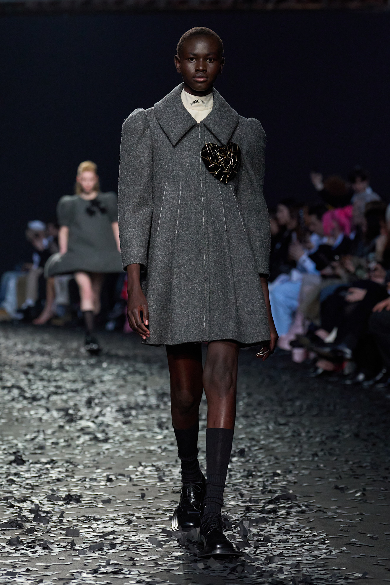صيحات خريف وشتاء 2025-2026 بأسلوب Moschino