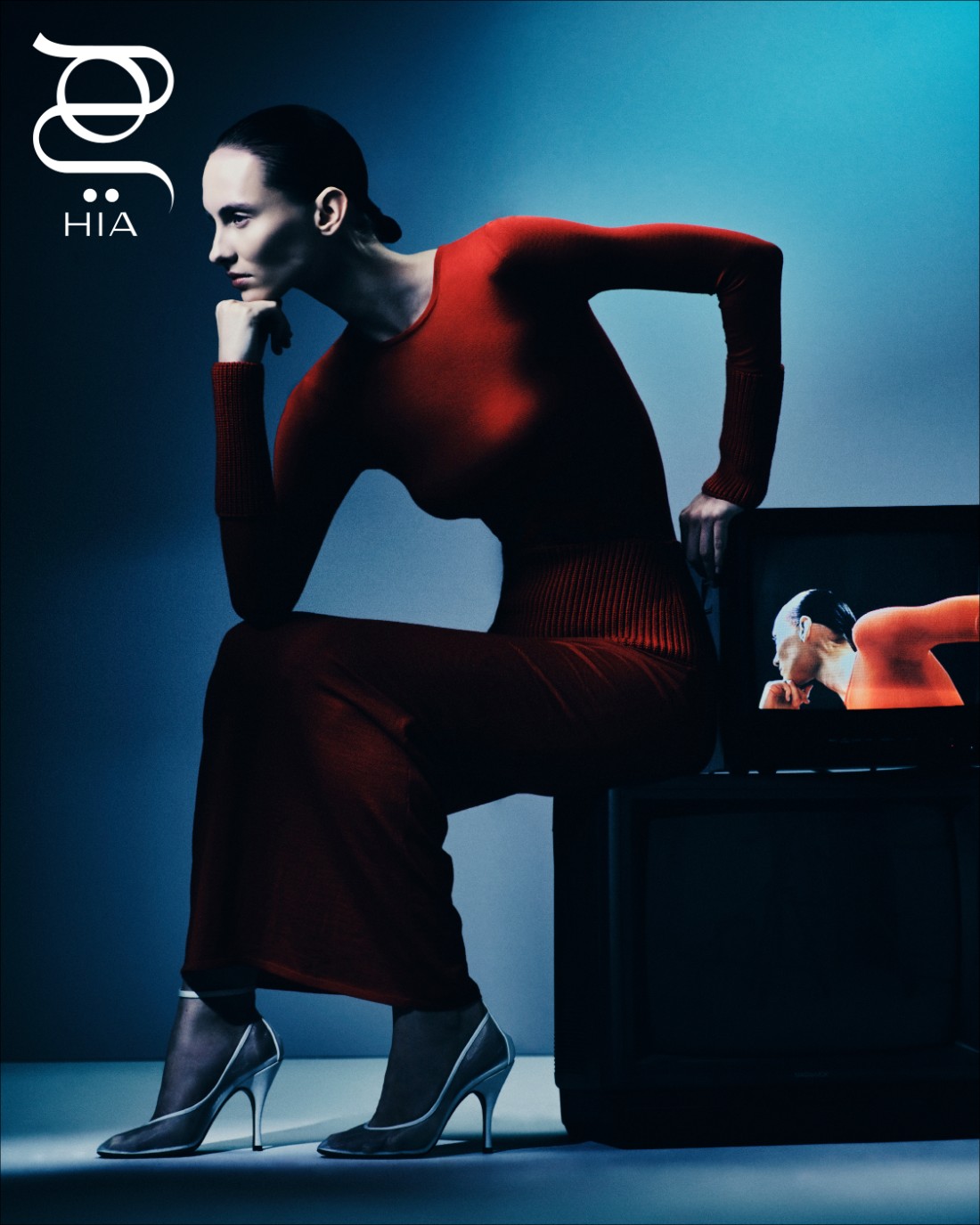 فستان وحذاء من "علية" Alaïa