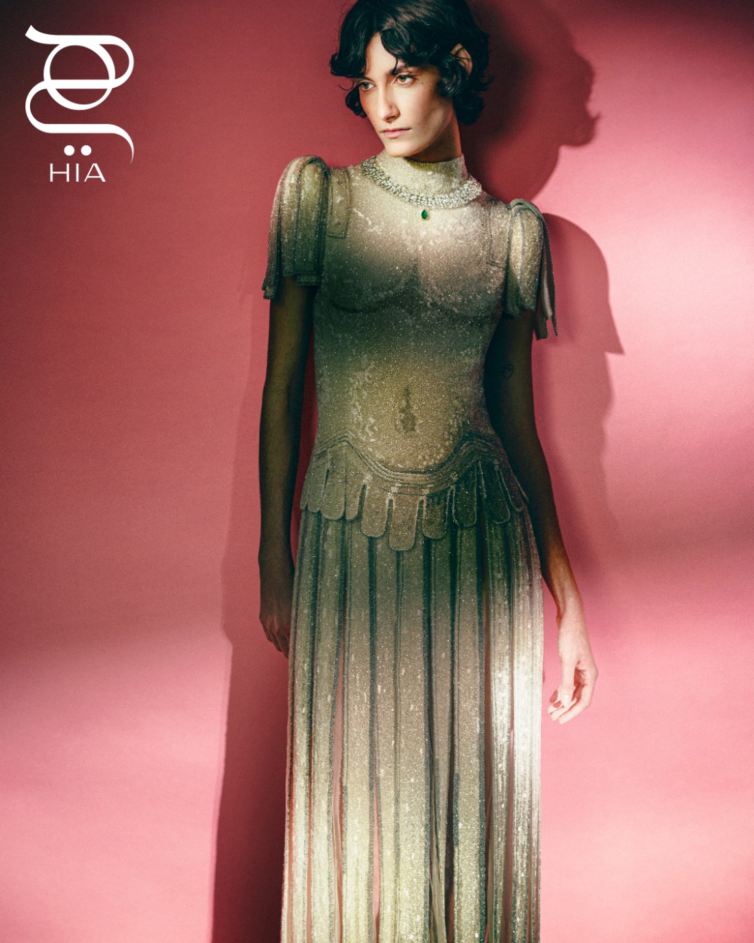 من Dior Joaillerie، عقد Dearest Dior  من الذهب الأبيض والأصفر، والماس، والزمرّد  من مجموعة الأزياء الراقية من Dior، فستان طويل مطرّز