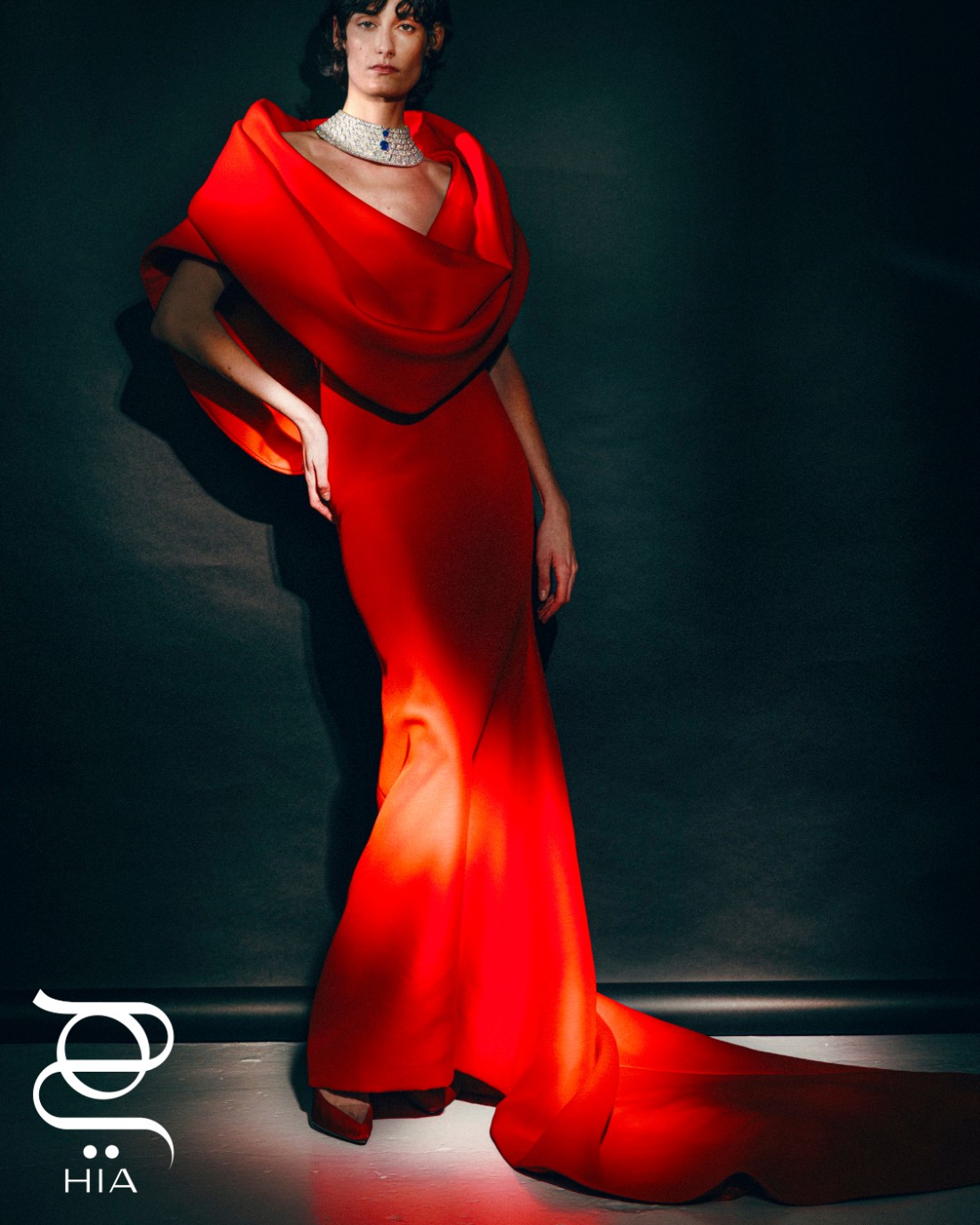 من مجموعة المجوهرات الراقية من Louis Vuitton، عقد Perception من الذهب الأبيض المرصّع بحجري صفير أحدهما من سريلانكا بعيار 20.10 قيراط والآخر من مدغشقر بعيار 7.08 قيراط، وماسة بقصّة LV Monogram Star الحصرية، وماس من مجموعة الأزياء الراقية من Stephane Rolland، فستان Iberico-Samurai من الغازار الصوفي الأحمر والمطرّز بالكريستال والمرجان