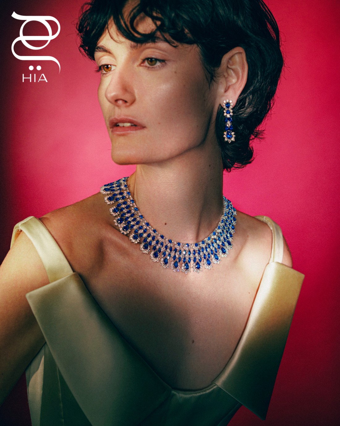 من مجموعة المجوهرات الراقية من Chopard، عقد وأقراط أذن من الذهب الأبيض المرصع بماسات مختلفة القصات مجموع عياراتها 62.42 قيراط، وأحجار صفير مجموع عياراتها 110.13 قيراط