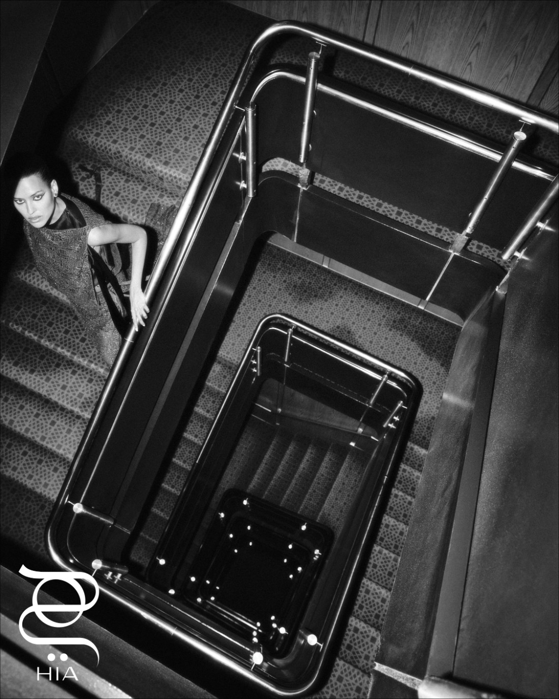 فستان أحمر من "قزي وأسطا" Azzi & Osta  فستان أسود من "فيراغامو" Ferragamo