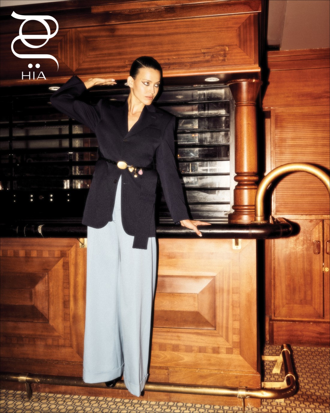 سروال واسع، بلايزر سوداء، وحزام أسود بتفاصيل ذهبية  من دار "سيلين" Celine