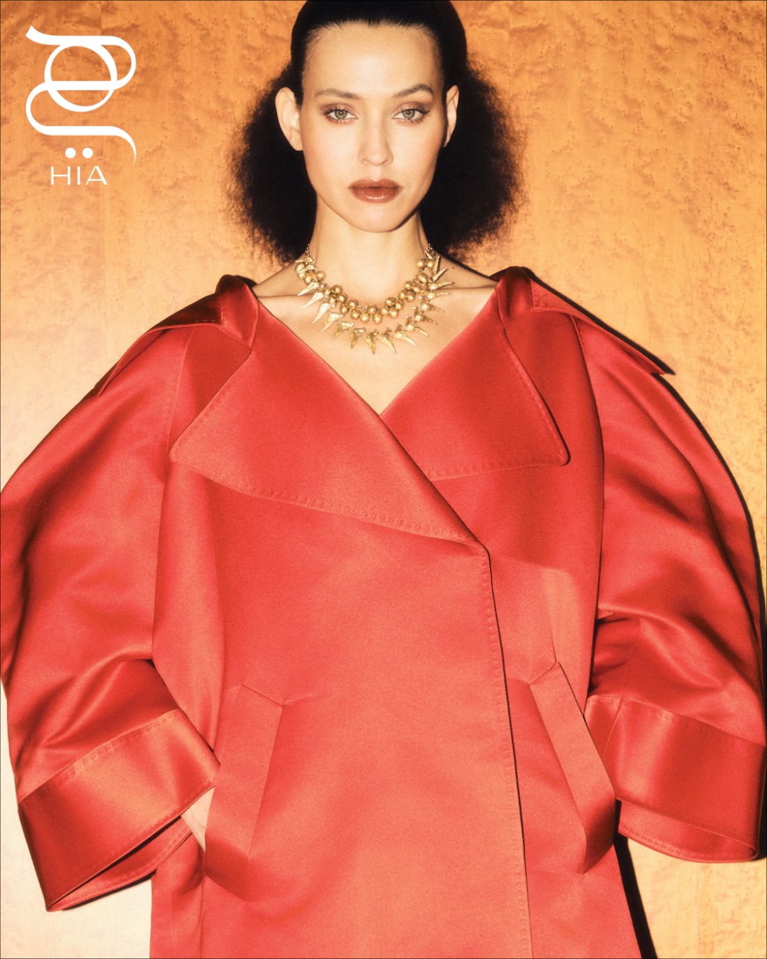 إطلالة كاملة مؤلفة من فستان   بتصميم الترانش  وسلاسل معدنية ذهبية  من دار "جيفنشي" Givenchy  بتوقيع "سارة بورتون" Sarah Burton