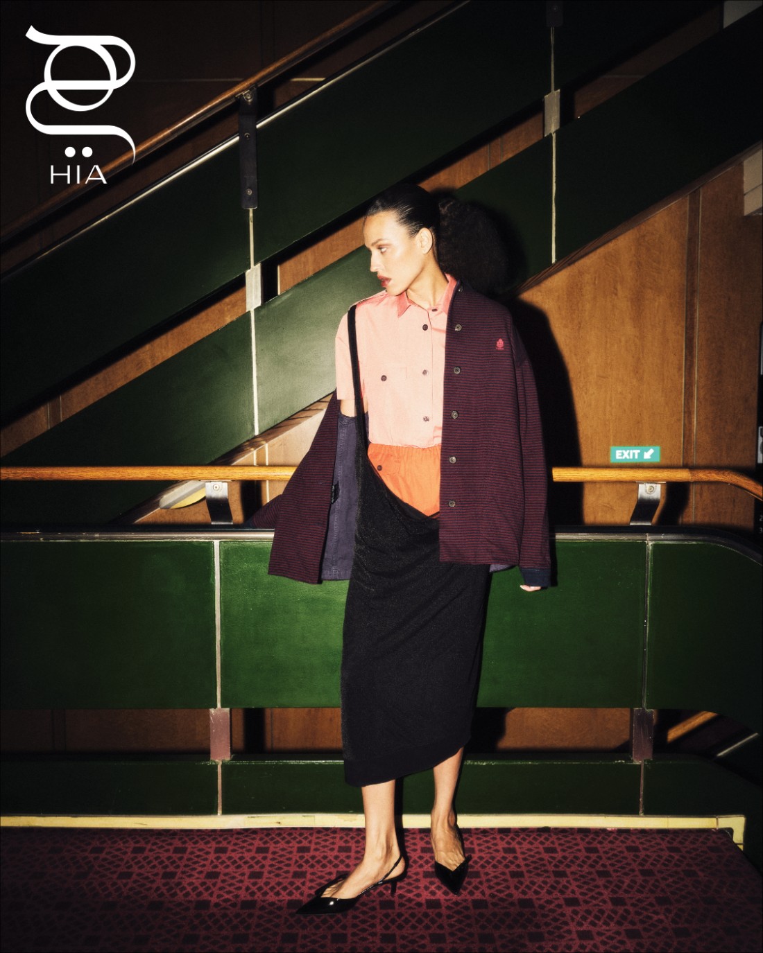 إطلالة كاملة بطبقات متعددة وسترة خفيفة  مع حذاء مدبب التصميم من "برادا" Prada