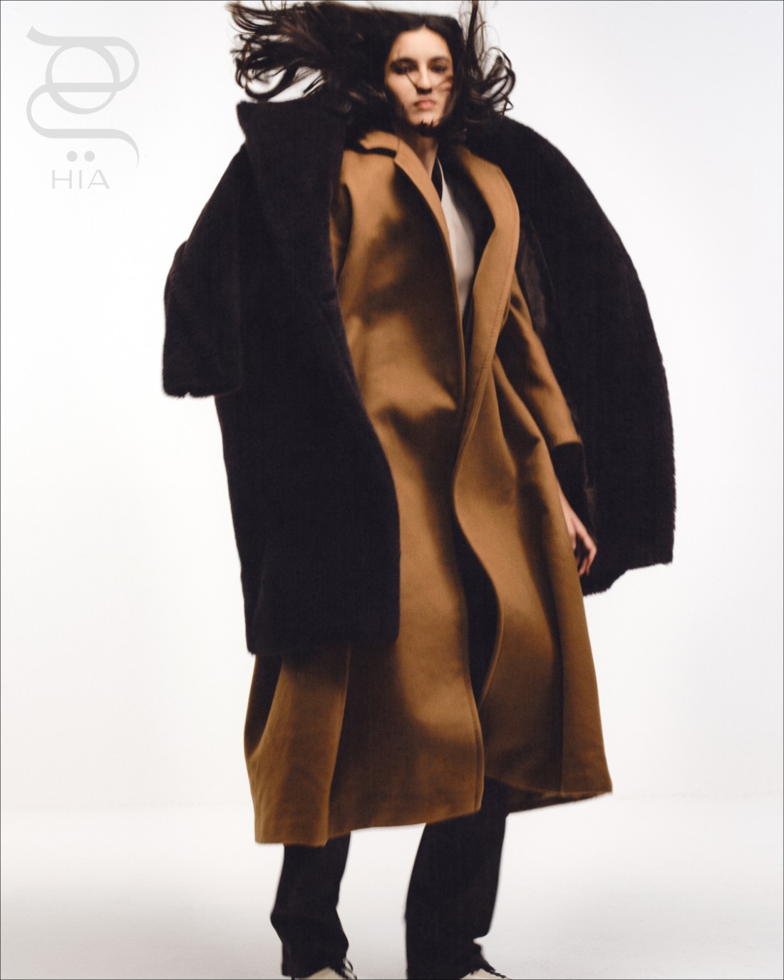 سروال وسترة من "ماكس مارا" ‏Max Mara قميص من "لورو بيانا" ‏Loro Piana حذاء من "ألكسندر ماكوين" ‏ Alexandre McQueen