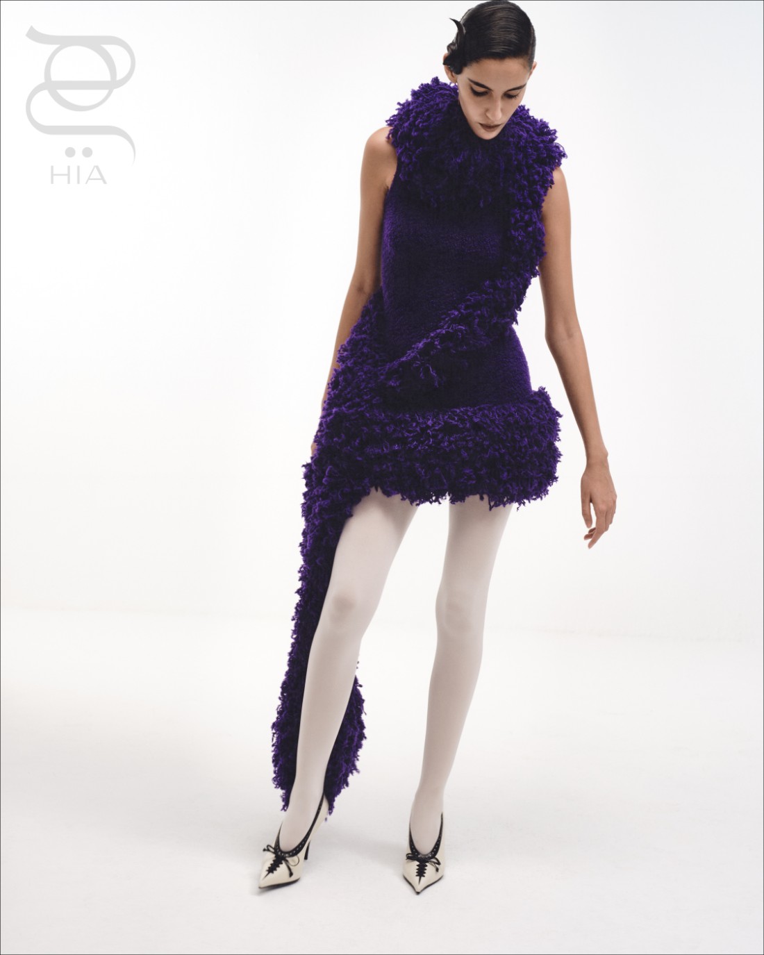 فستان من "لويفي" ‏Loewe حذاء من "ألكسندر ماكوين" ‏Alexander McQueen