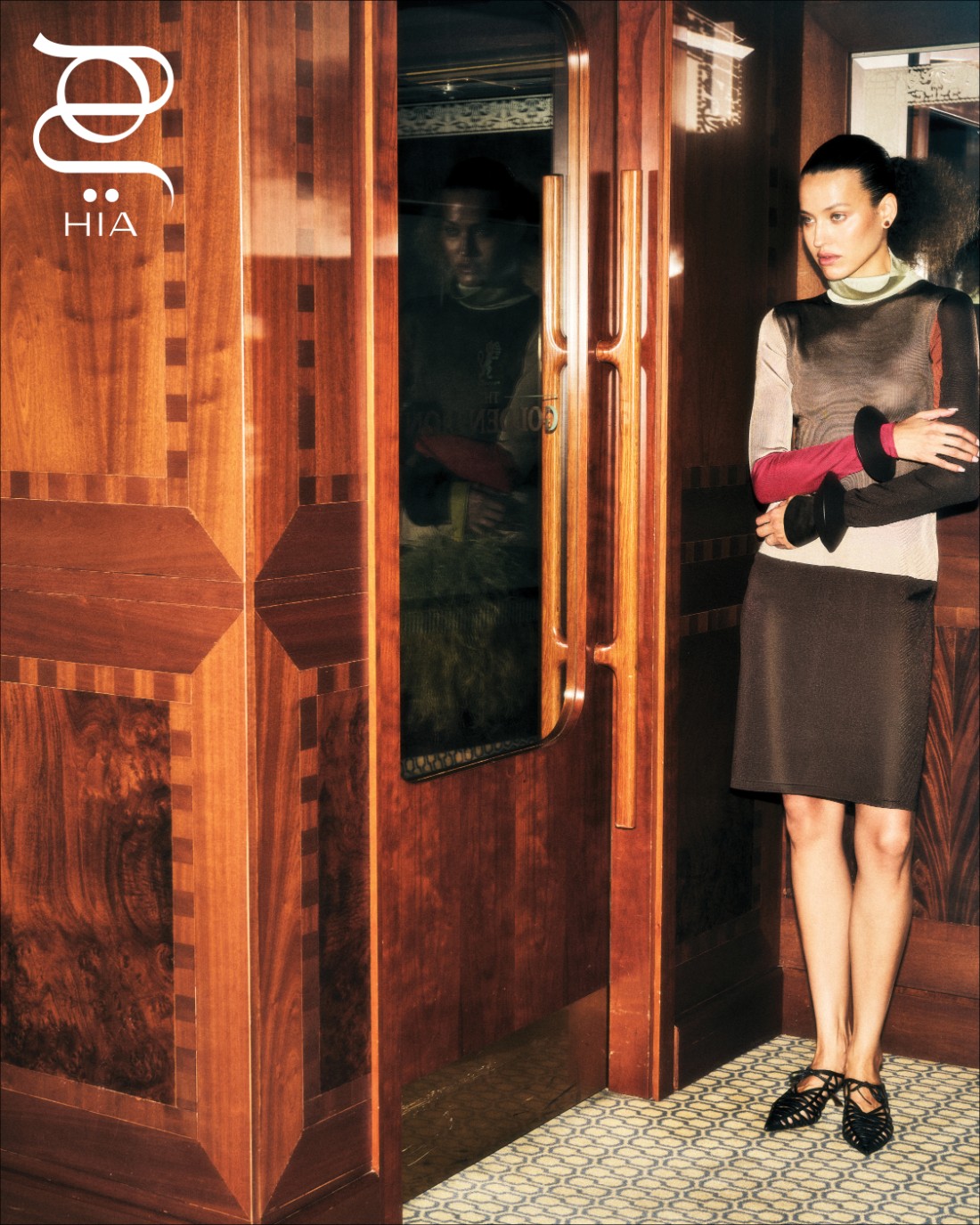 تنورة بطول الركبة مع قميص ضيق وإكسسورات ناعمة ‏ من دار "فيراغامو" ‏Ferragamo