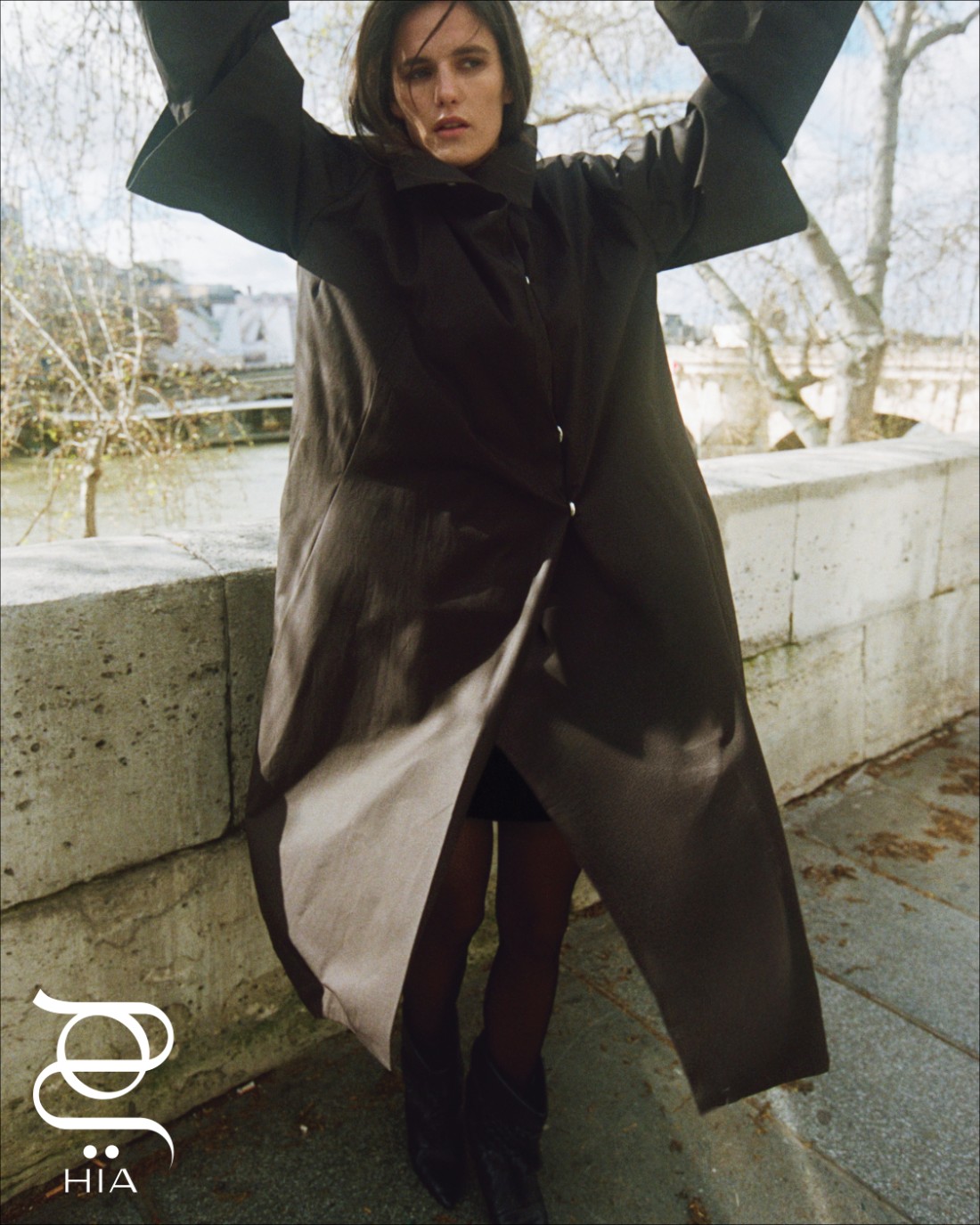 معطف من "سيلفا باراس"/فرنسا SILVA PARAS/France، وحذاء من ‏"إيزابيل مارانت" ‏Isabel Marant‏   ‏