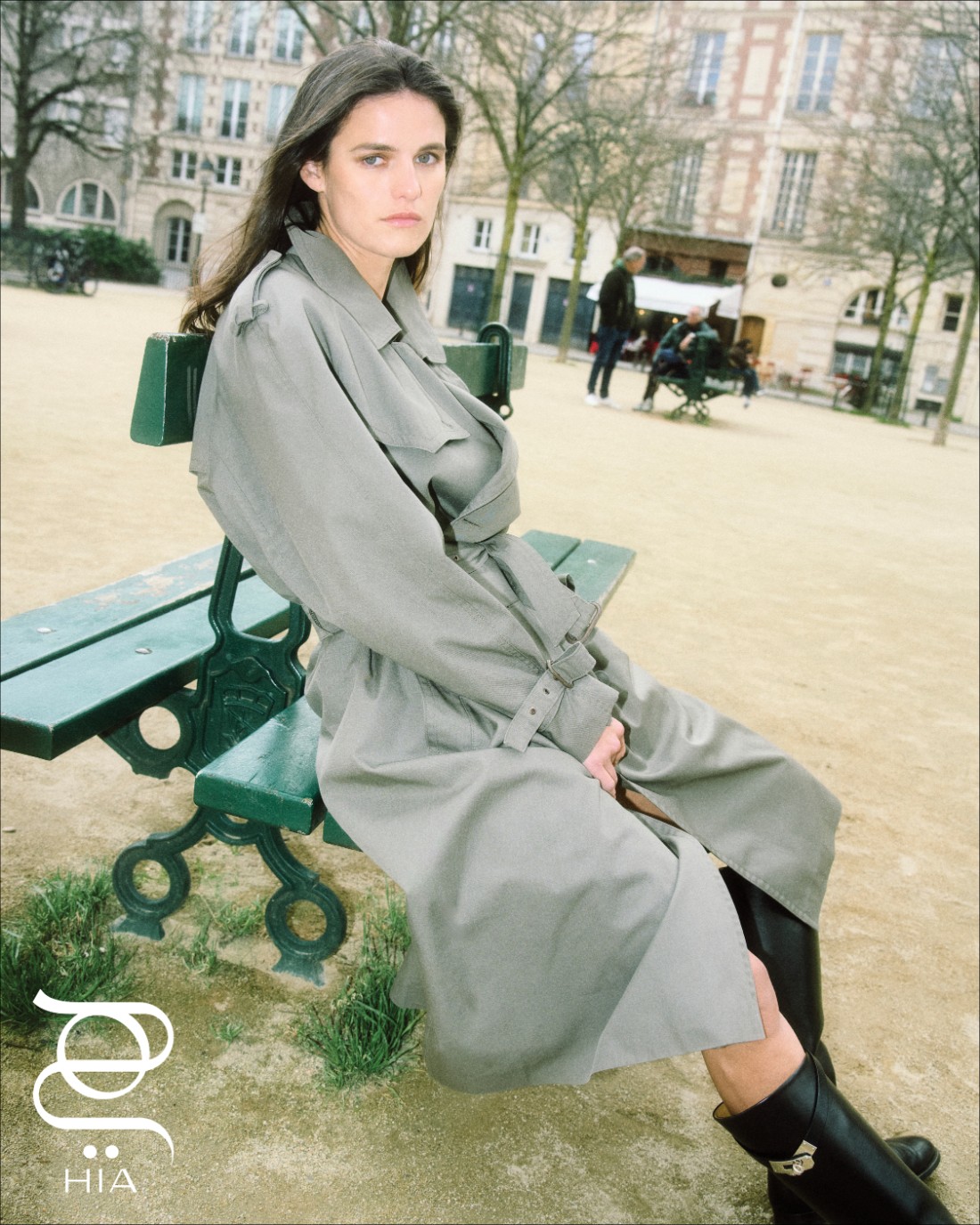 معطف، وحذاء وقبعة، جميعها من "هيرمس" ‏Hermès‏ ‏