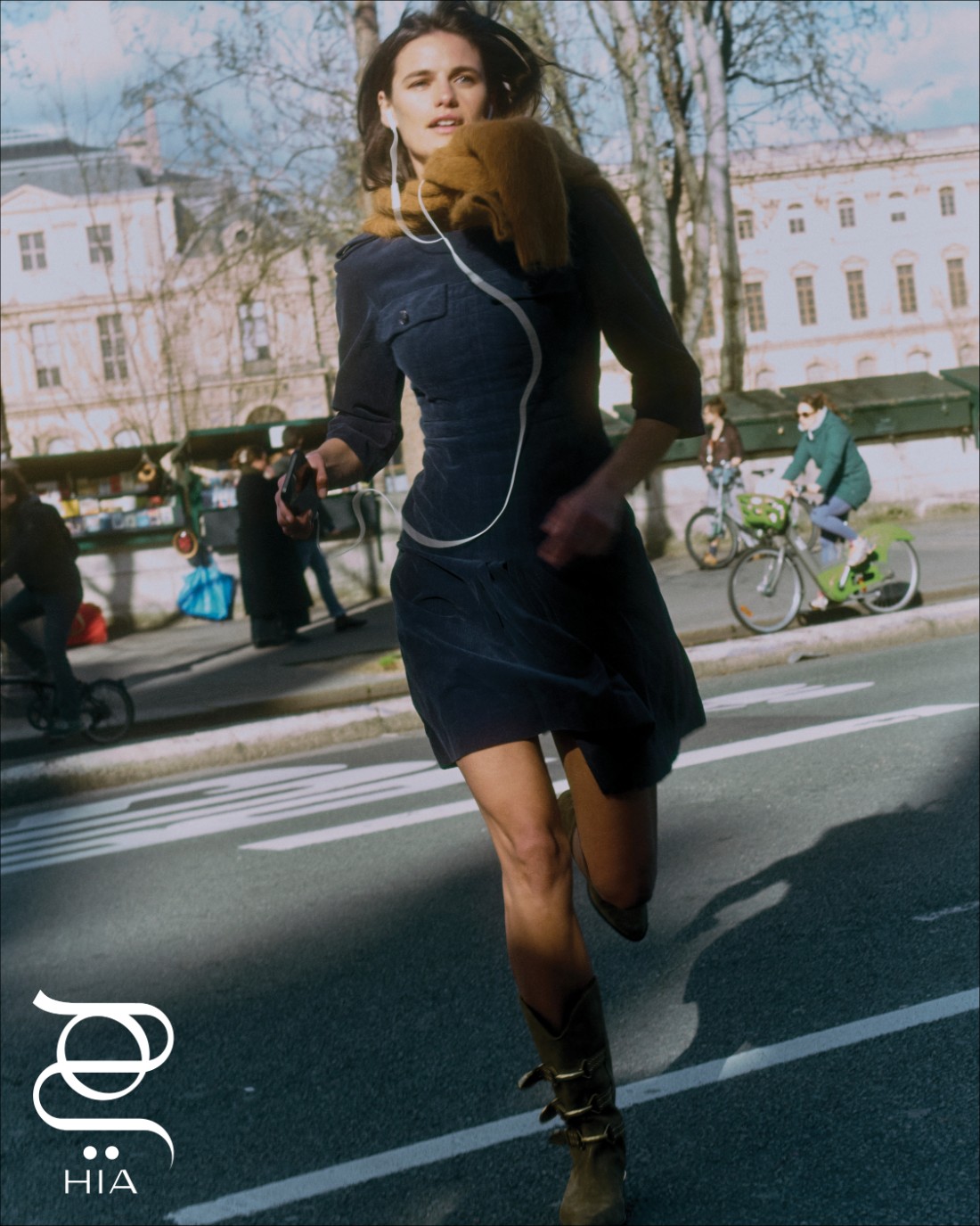 فستان من "شانيل" ‏Chanel، وسترة وحذاء من "إيزابيل مارانت" ‏ISABEL MARANT